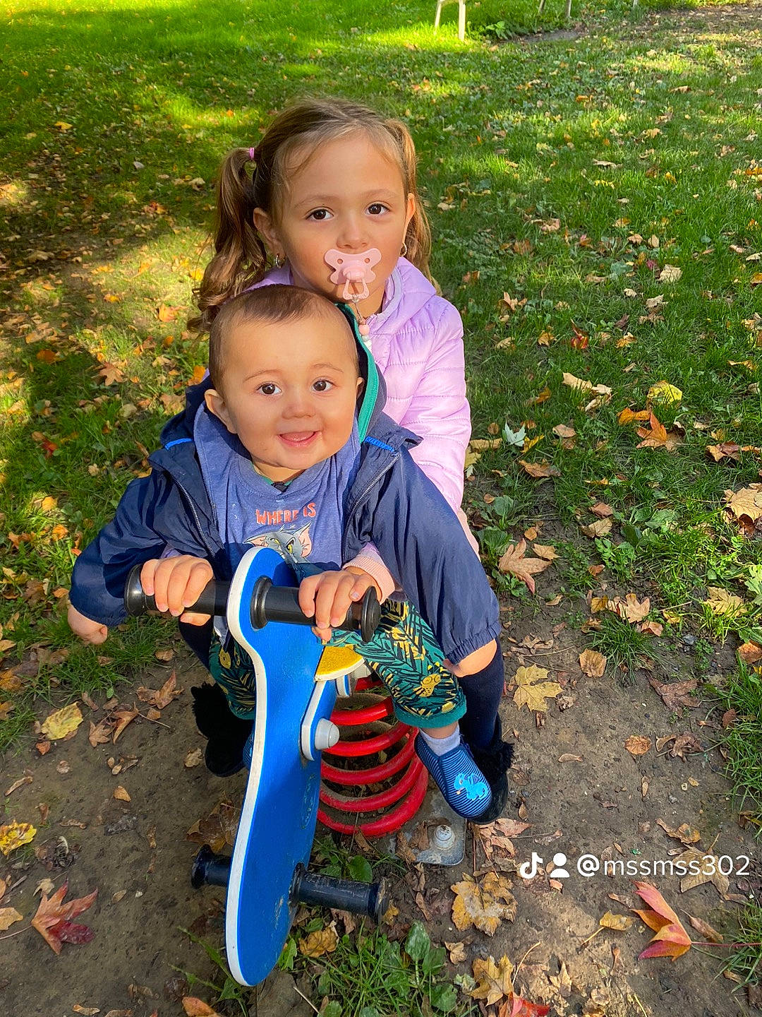 Selim participe au concours pour gagner de l'argent avec cette photo : baby, baby_toddler_clothing, child, fun, garden, grass, grass_family, happy, head, joy, leisure, outerwear, people_in_nature, person, plant, play, recreation, sitting, smile, soil