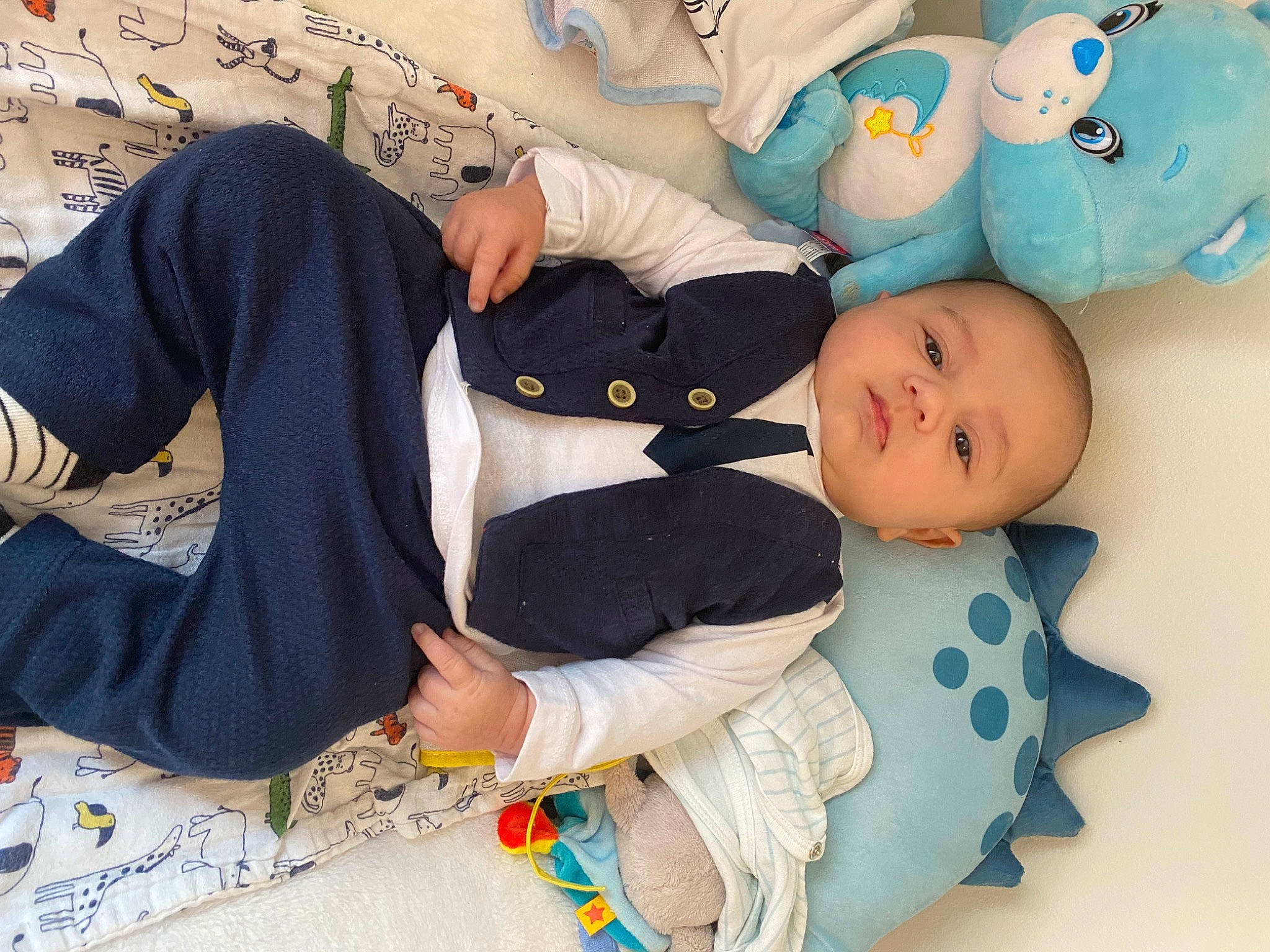 Selim participe au concours pour gagner de l'argent avec cette photo : baby, baby_products, baby_toddler_clothing, baby_toys, button, child, comfort, fashion_accessory, happy, linens, pattern, person, plush, room, sitting, sleeve, stuffed_toy, suit, textile, toddler