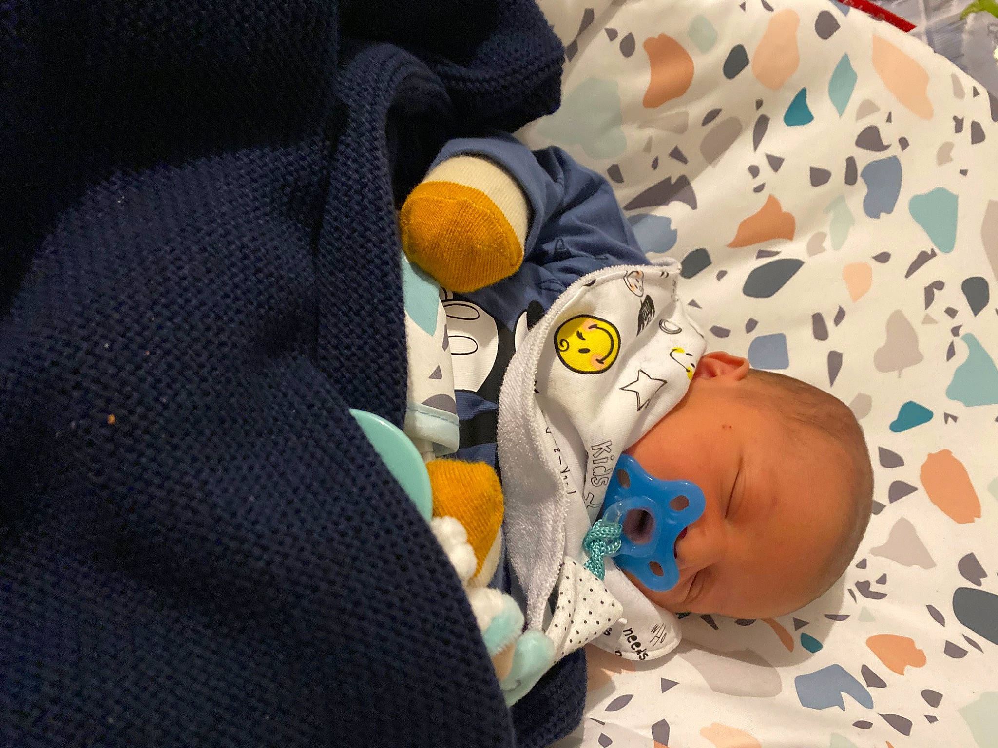 Selim a rejoint le concours — aidez-le/la à gagner de superbes lots ! baby, baby_products, baby_safety, baby_sleeping, baby_toddler_clothing, bedtime, child, comfort, face, linens, pattern, person, sleep, toddler