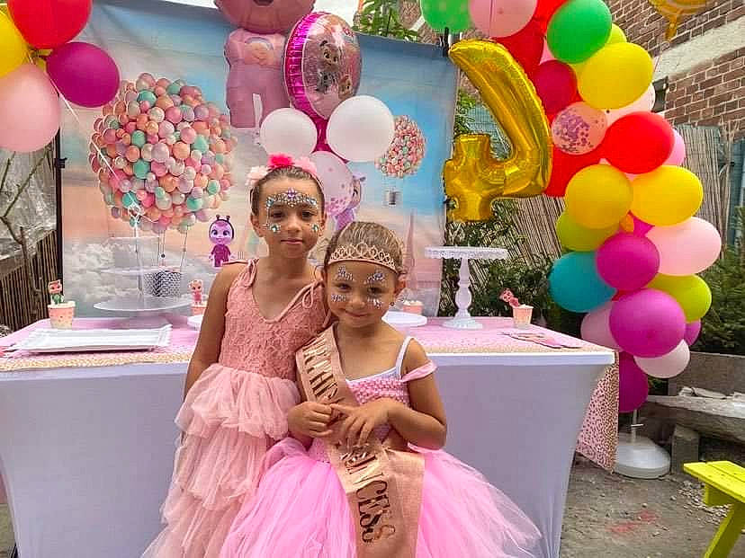 Sihem participe au concours pour gagner de l'argent avec cette photo : balloon, birthday_party, community, decoration, dress, fun, green, happy, headwear, joy, magenta, party_supply, people, person, photograph, pink, purple, smile, social_group, summer