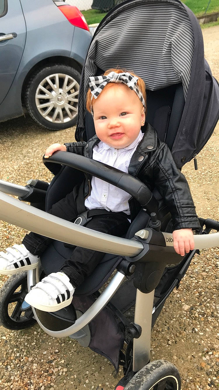 Esmee participe au concours pour gagner de l'argent avec cette photo : baby_carriage, baby_products, car_seat, child, fun, headgear, person, product, toddler, vehicle, wheelchair