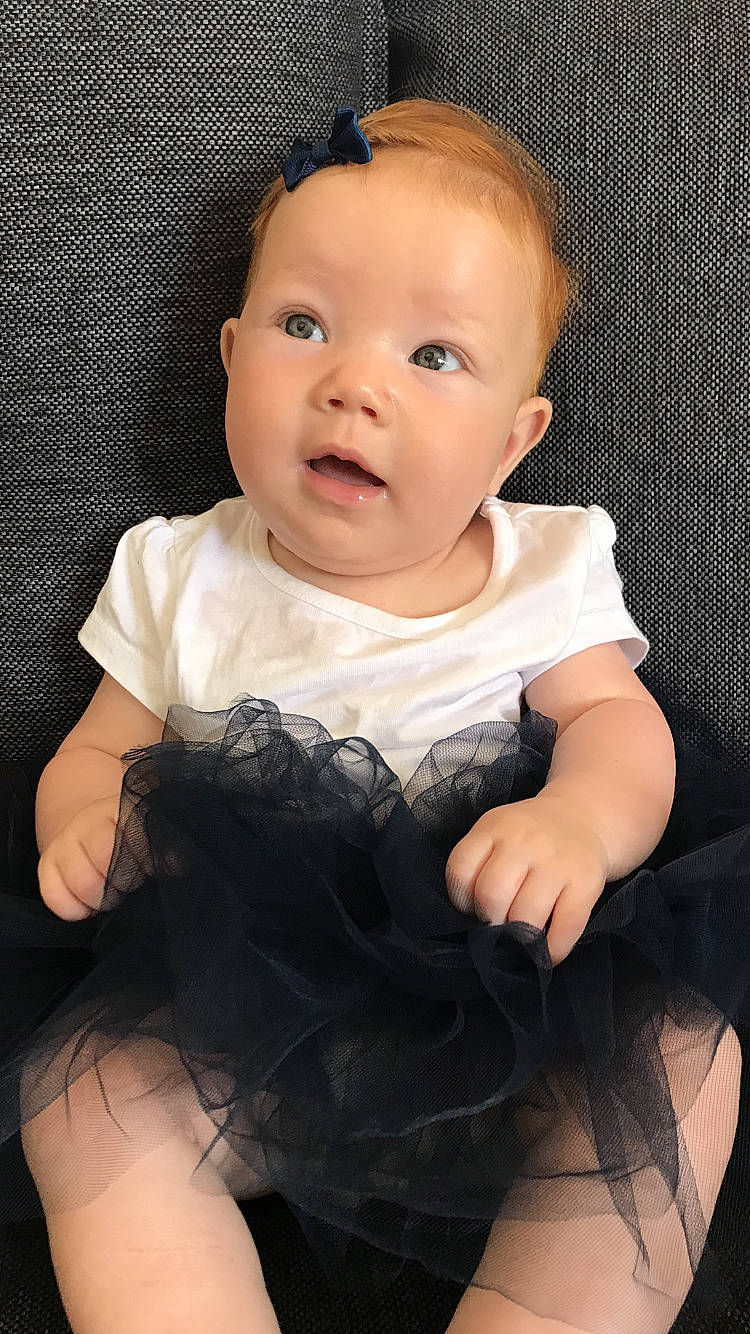 Esmee participe au concours pour gagner de l'argent avec cette photo : abdomen, beauty, boy, brown_hair, cheek, child, child_model, fun, girl, human, human_hair_color, infant, leg, person, shoulder, sitting, skin, smile, toddler