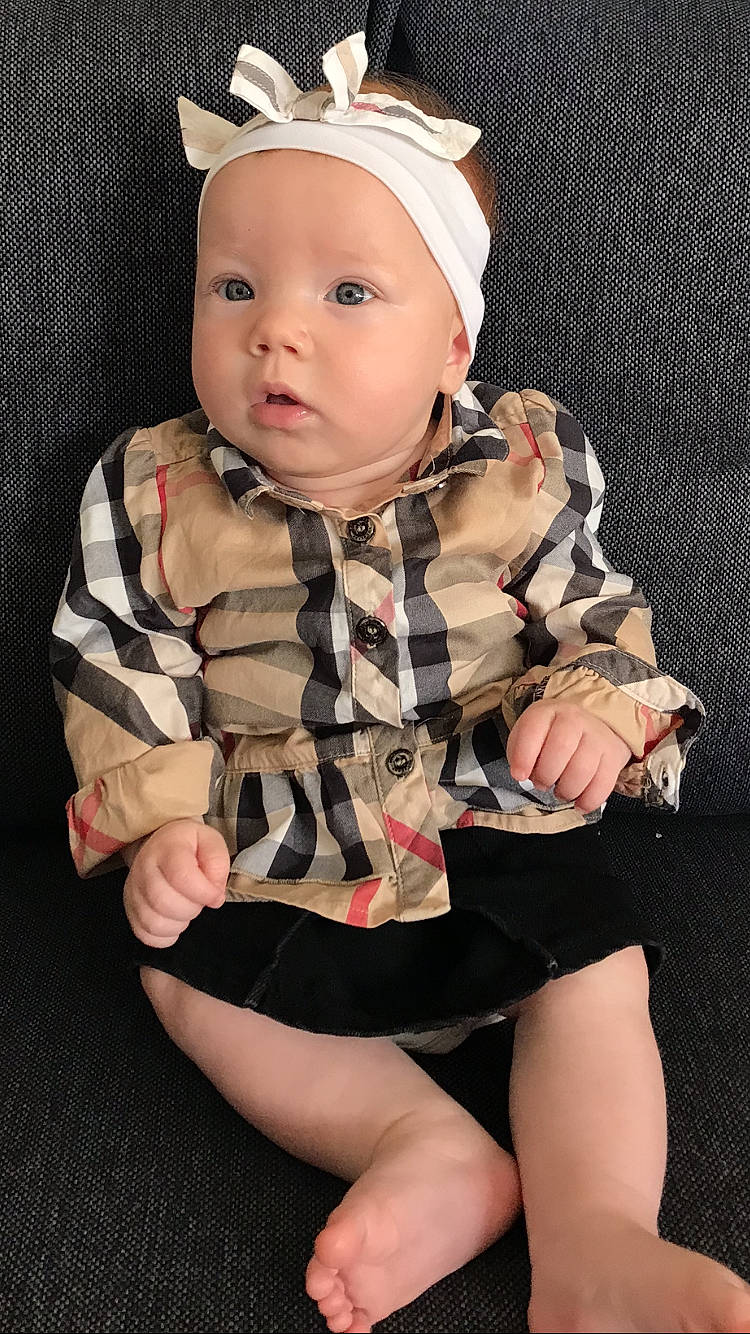 Esmee participe au concours pour gagner de l'argent avec cette photo : boy, child, child_model, costume, girl, headgear, infant, leg, person, product, sitting, skin, toddler