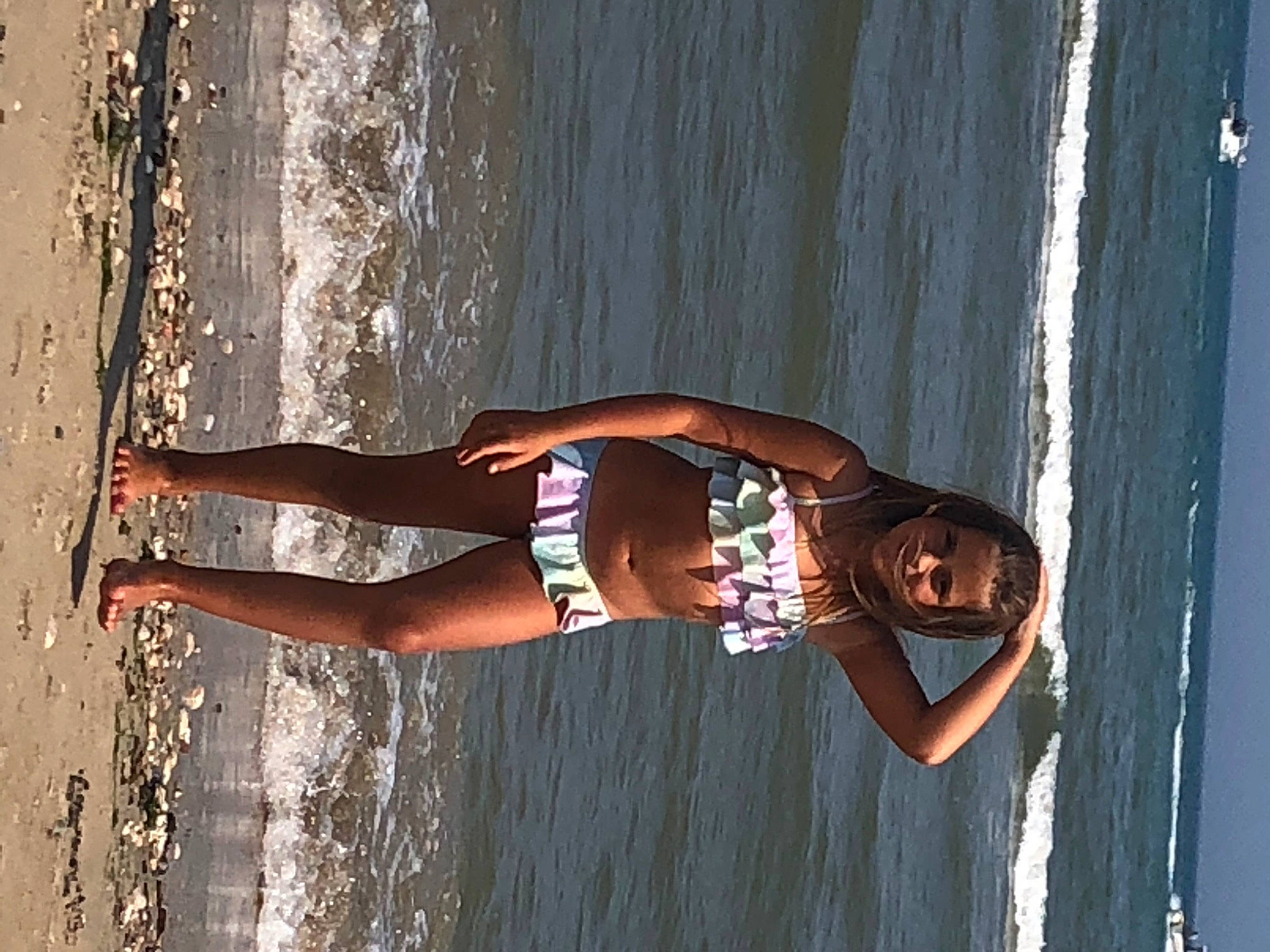 Maelle a rejoint le concours — aidez-le/la à gagner de superbes lots ! arm, beach, boats_and_boating_equipment_and_supplies, body_of_water, elbow, electric_blue, foot, fun, human_leg, joy, knee, lake, leg, leisure, person, recreation, thigh, tree, trunk, waist