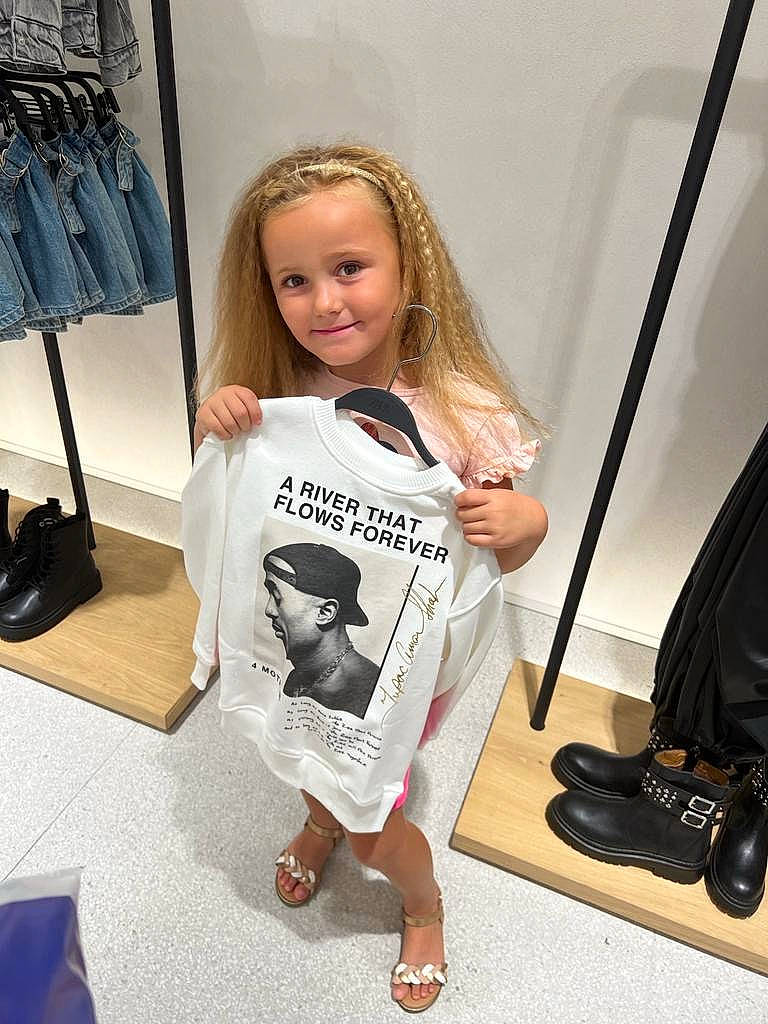 Anelis Nicole a rejoint le concours — aidez-le/la à gagner de superbes lots ! bag, black, child, event, eyewear, fashion_design, floor, flooring, human_leg, joint, joy, luggage_and_bags, person, shoe, shoulder, sleeve, smile, sneakers, standing, t_shirt