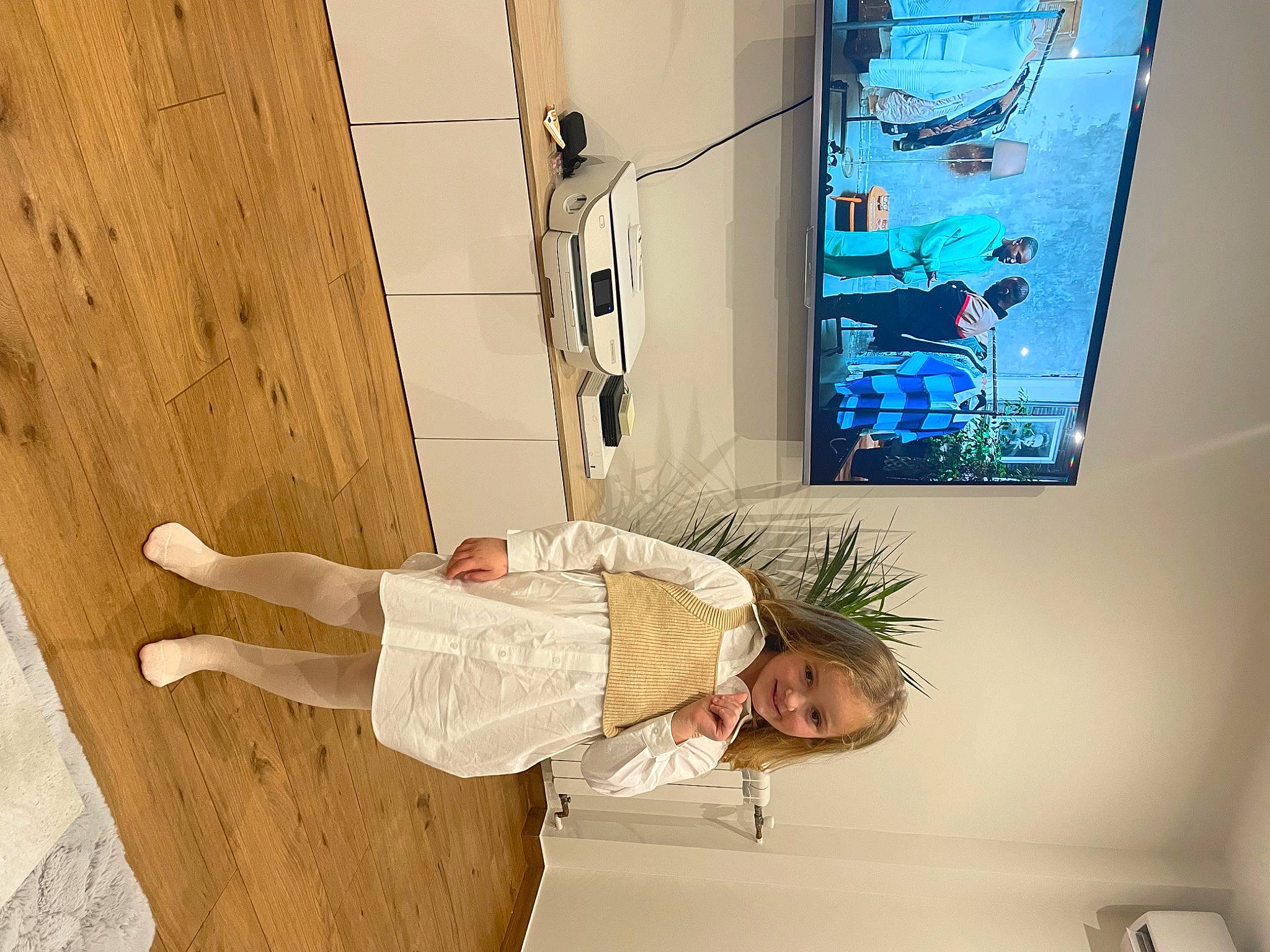 Nicole Anelis a rejoint le concours — aidez-le/la à gagner de superbes lots ! comfort, computer_monitor_accessory, couch, display_device, door, flat_panel_display, gadget, hardwood, home_appliance, house, human_leg, joy, lcd_tv, led_backlit_lcd_display, output_device, person, plant, room, television, television_set