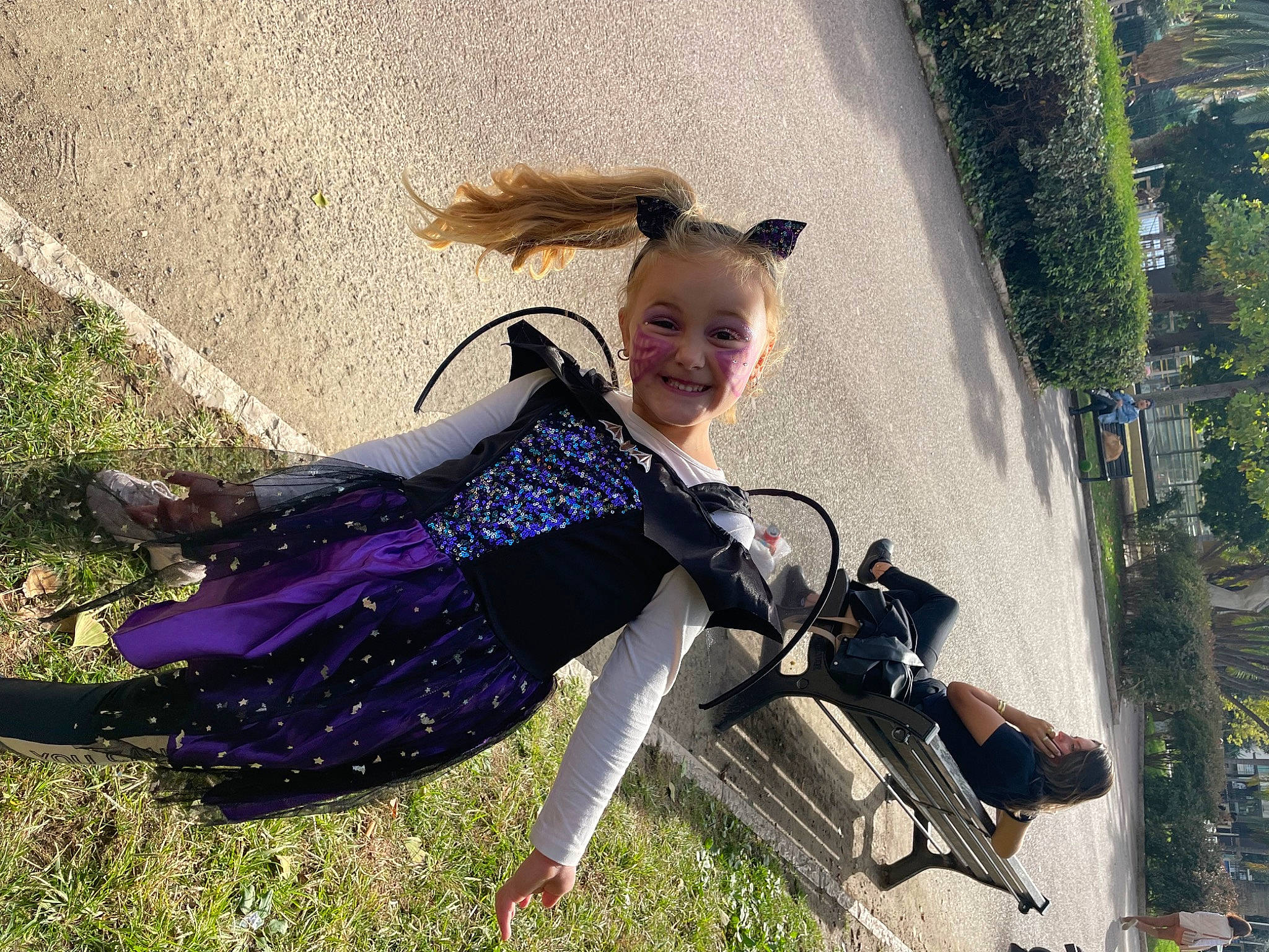 Nicole Anelis participe au concours pour gagner de l'argent avec cette photo : baby_toddler_clothing, child, costume, electric_blue, fun, grass, happy, joy, leisure, magenta, pattern, people_in_nature, person, personal_protective_equipment, plant, recreation, sitting, smile, toddler, tree