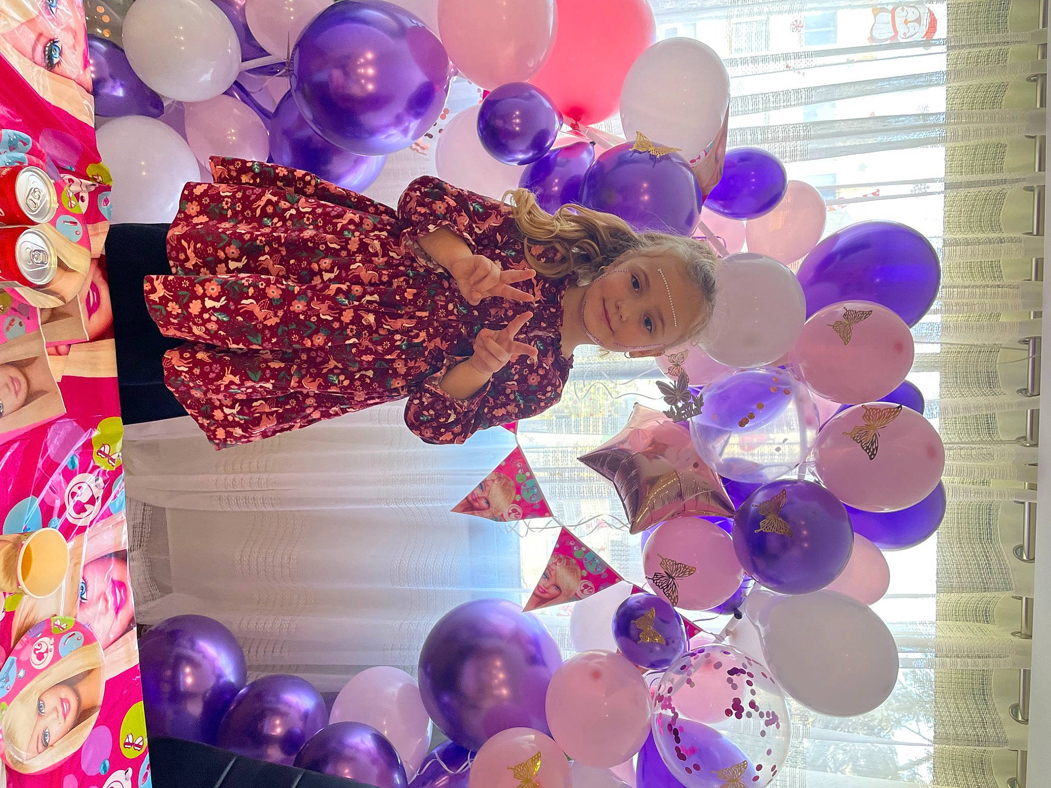 Nicole Anelis a rejoint le concours — aidez-le/la à gagner de superbes lots ! balloon, beauty, blue, decoration, design, electric_blue, event, fun, happy, joy, light, lighting, magenta, material_property, party_supply, person, pink, product, purple, violet