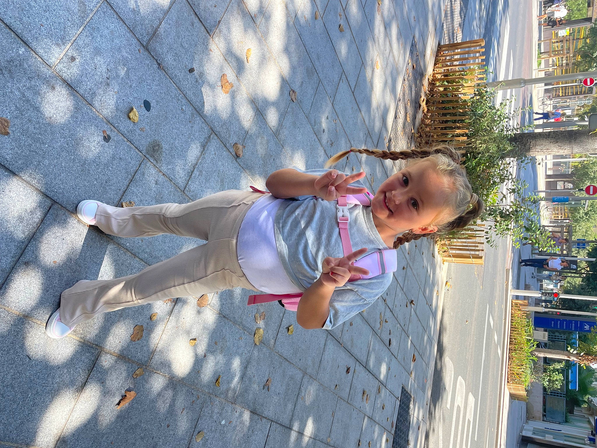 Nicole Anelis participe au concours pour gagner de l'argent avec cette photo : asphalt, child, city, eyewear, fun, happy, human_leg, joy, leisure, pedestrian, person, plant, recreation, road, road_surface, shadow, sidewalk, sky, street, t_shirt