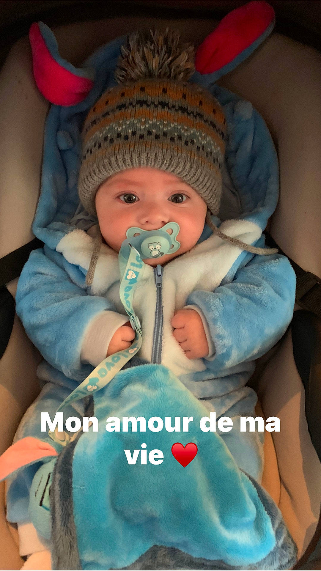 Siloé a rejoint le concours — aidez-le/la à gagner de superbes lots ! arm, baby, baby_products, baby_sleeping, baby_toddler_clothing, cap, cheek, comfort, finger, hand, head, headwear, knit_cap, linens, mouth, nail, organ, person, sitting, skin