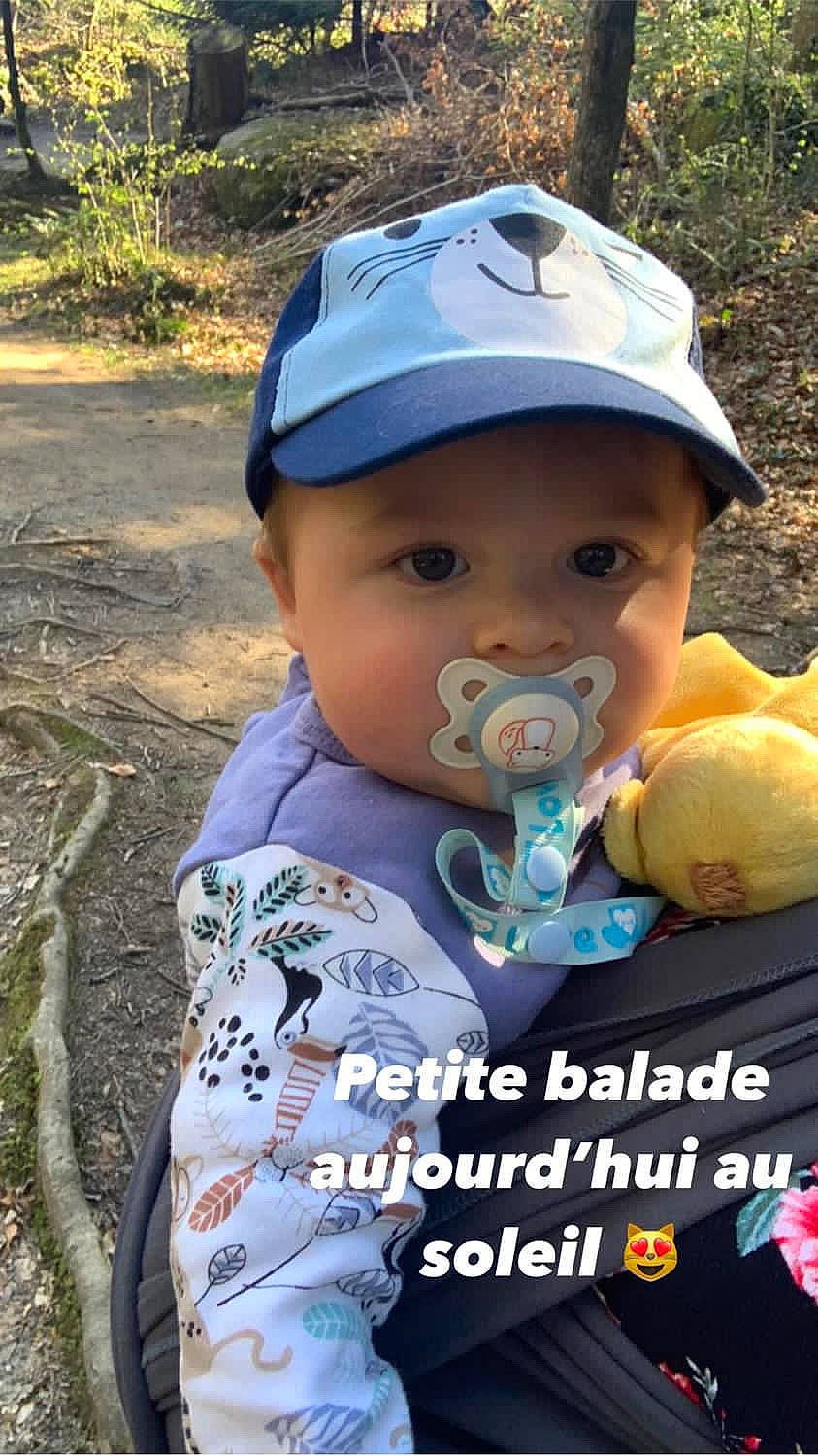 Siloé participe au concours pour gagner de l'argent avec cette photo : baby, baby_toddler_clothing, baseball_cap, cap, child, cool, face, fun, grass, happy, hat, headwear, leisure, person, personal_protective_equipment, plant, recreation, sleeve, sun_hat, toddler