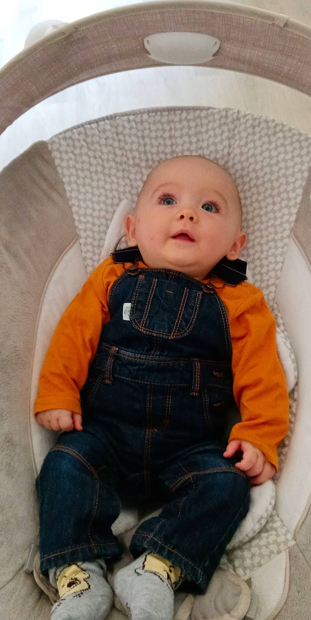 Hugo participe au concours pour gagner de l'argent avec cette photo : baby, baby_toddler_clothing, cheek, chin, clothing, comfort, eye, face, facial_expression, head, human_body, iris, lip, mouth, nose, outerwear, person, skin, sleeve, standing