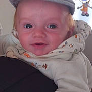 Luciano a rejoint le concours — aidez-le/la à gagner de superbes lots ! baby, child, hat, hoodie, smiling, face, indoor, person, clothing, cute, headwear, portrait, young, holding, happy, infant, casual, cozy, light, skin