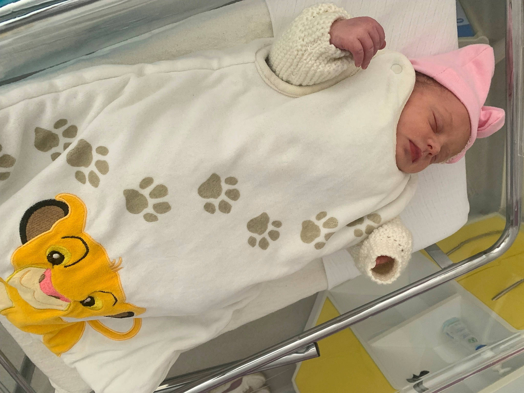 Evana a rejoint le concours — aidez-le/la à gagner de superbes lots ! automotive_exterior, baby, baby_products, baby_safety, baby_sleeping, bedding, child, comfort, event, hat, headwear, health_care, hospital, infant_bed, linens, medical, person, room, service, textile