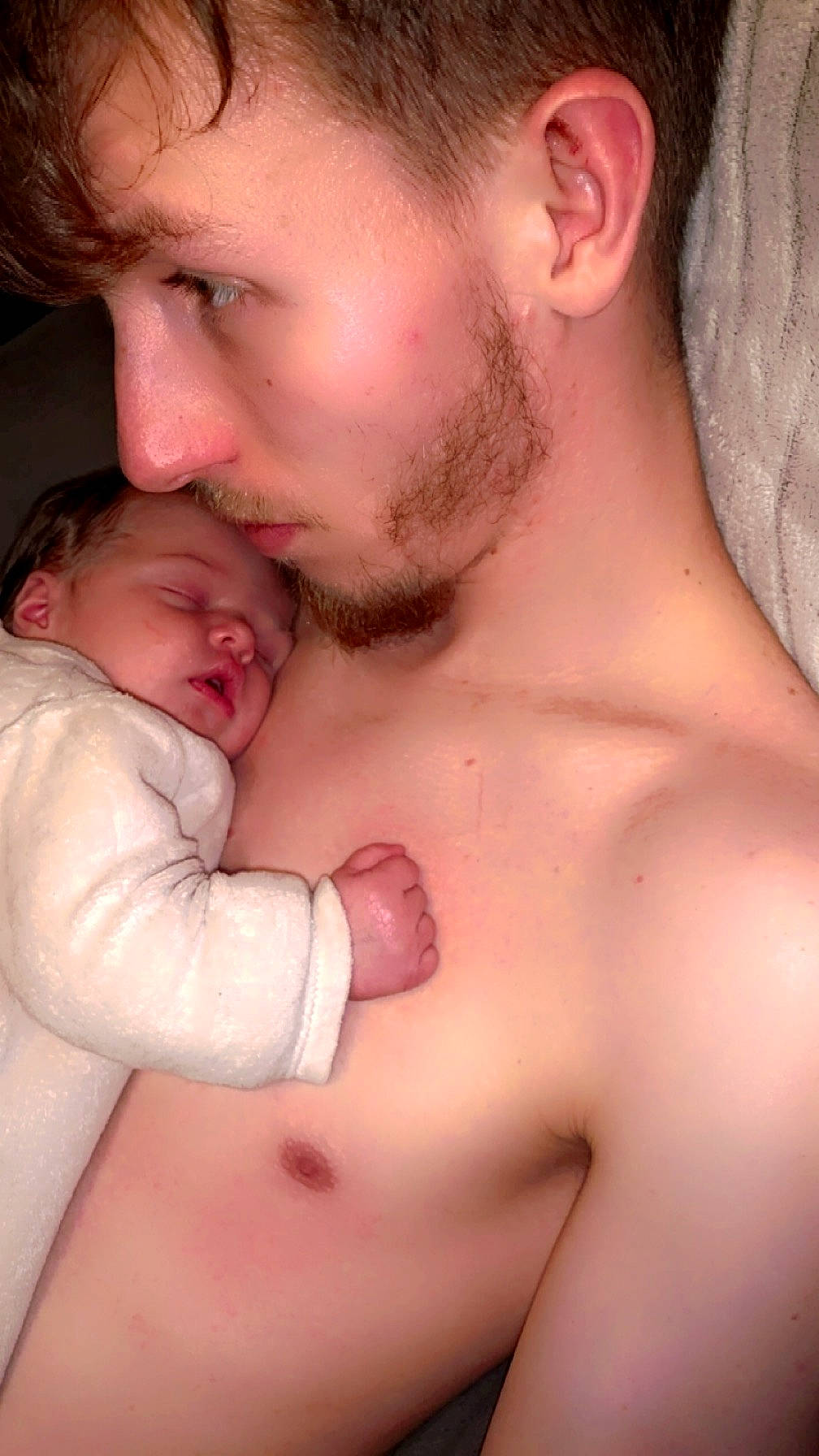 Evana a rejoint le concours — aidez-le/la à gagner de superbes lots ! arm, beard, cheek, chin, ear, eye, eyebrow, forehead, gesture, hair, head, human, human_body, joint, mouth, muscle, neck, nose, person, shoulder