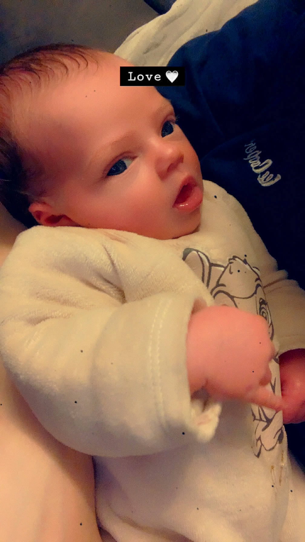 Evana participe au concours pour gagner de l'argent avec cette photo : baby, baby_products, baby_toddler_clothing, cheek, child, chin, comfort, eyelash, finger, gesture, happy, human_body, lip, mouth, nail, nose, person, skin, sleeve, thumb