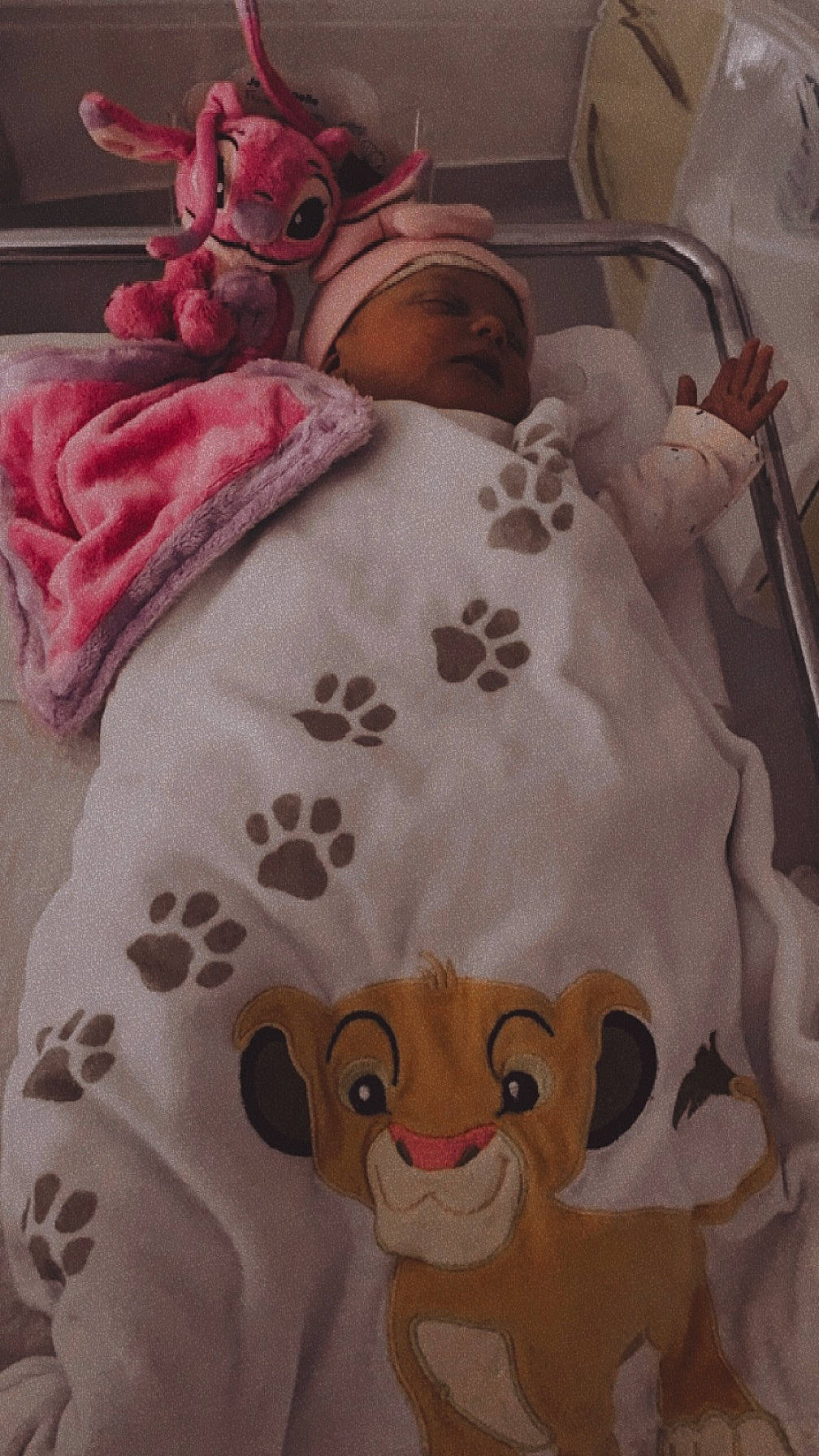 Evana a rejoint le concours — aidez-le/la à gagner de superbes lots ! art, baby, baby_sleeping, baby_toddler_clothing, child, comfort, fawn, fur, head, headgear, linens, mammal, organ, person, pink, plush, sleeve, stuffed_toy, textile, toy