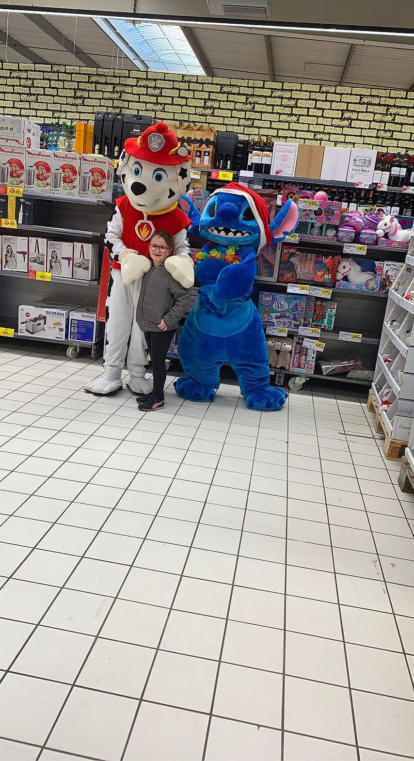 Lea a rejoint le concours — aidez-le/la à gagner de superbes lots ! bag, convenience_store, customer, fiction, fictional_character, floor, flooring, fun, joy, luggage_and_bags, machine, market, person, publication, recreation, retail, service, shelf, shelving, shopping