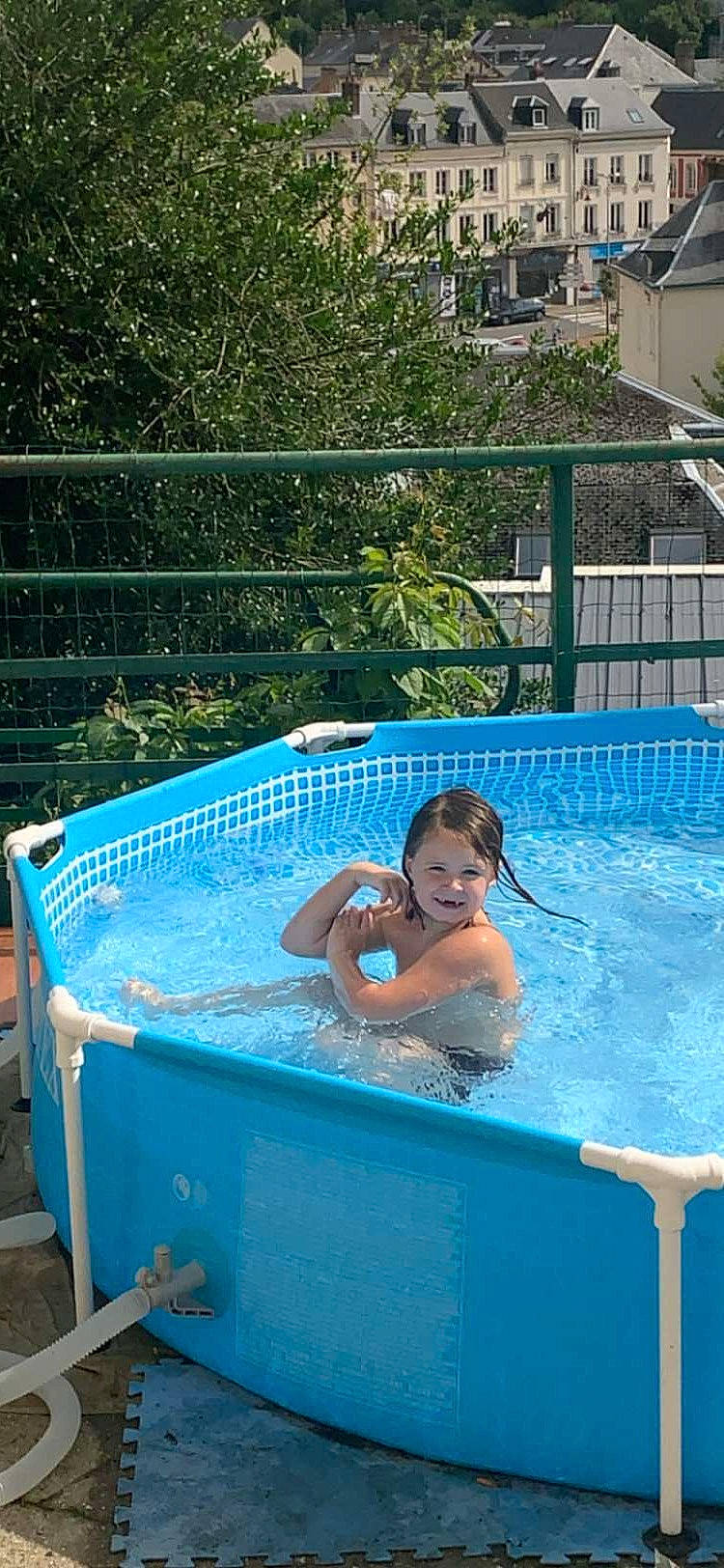 Lea participe au concours pour gagner de l'argent avec cette photo : bathing, blue, composite_material, electric_blue, fence, fun, joy, leisure, leisure_centre, outdoor_furniture, person, plant, recreation, rectangle, resort, resort_town, swimming_pool, swimwear, tree, vacation