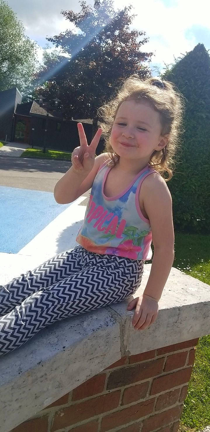 Lea a rejoint le concours — aidez-le/la à gagner de superbes lots ! baby_toddler_clothing, barefoot, beauty, blond, finger, fun, grass, hairstyle, happy, human_leg, joy, leisure, person, photograph, pink, plant, public_space, smile, summer, thigh