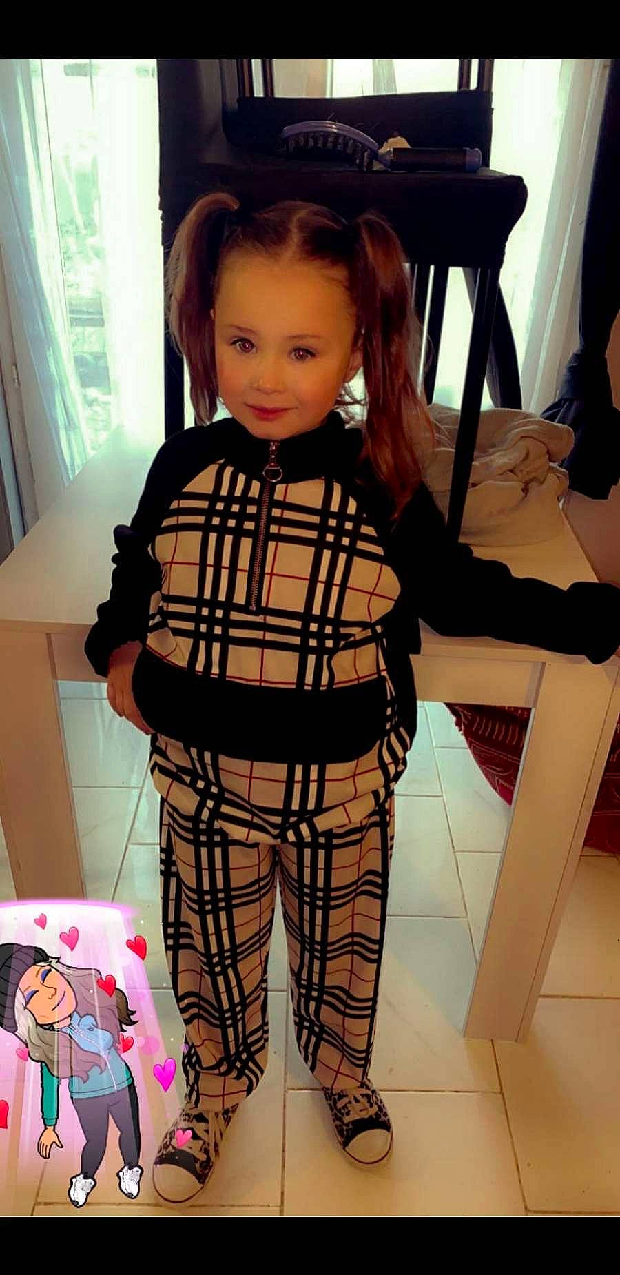 Lea participe au concours pour gagner de l'argent avec cette photo : baby, baby_toddler_clothing, bag, black_hair, cool, fashion_design, fun, hairstyle, human, joint, joy, knee, pattern, person, plaid, shoulder, sleeve, standing, tartan, thigh