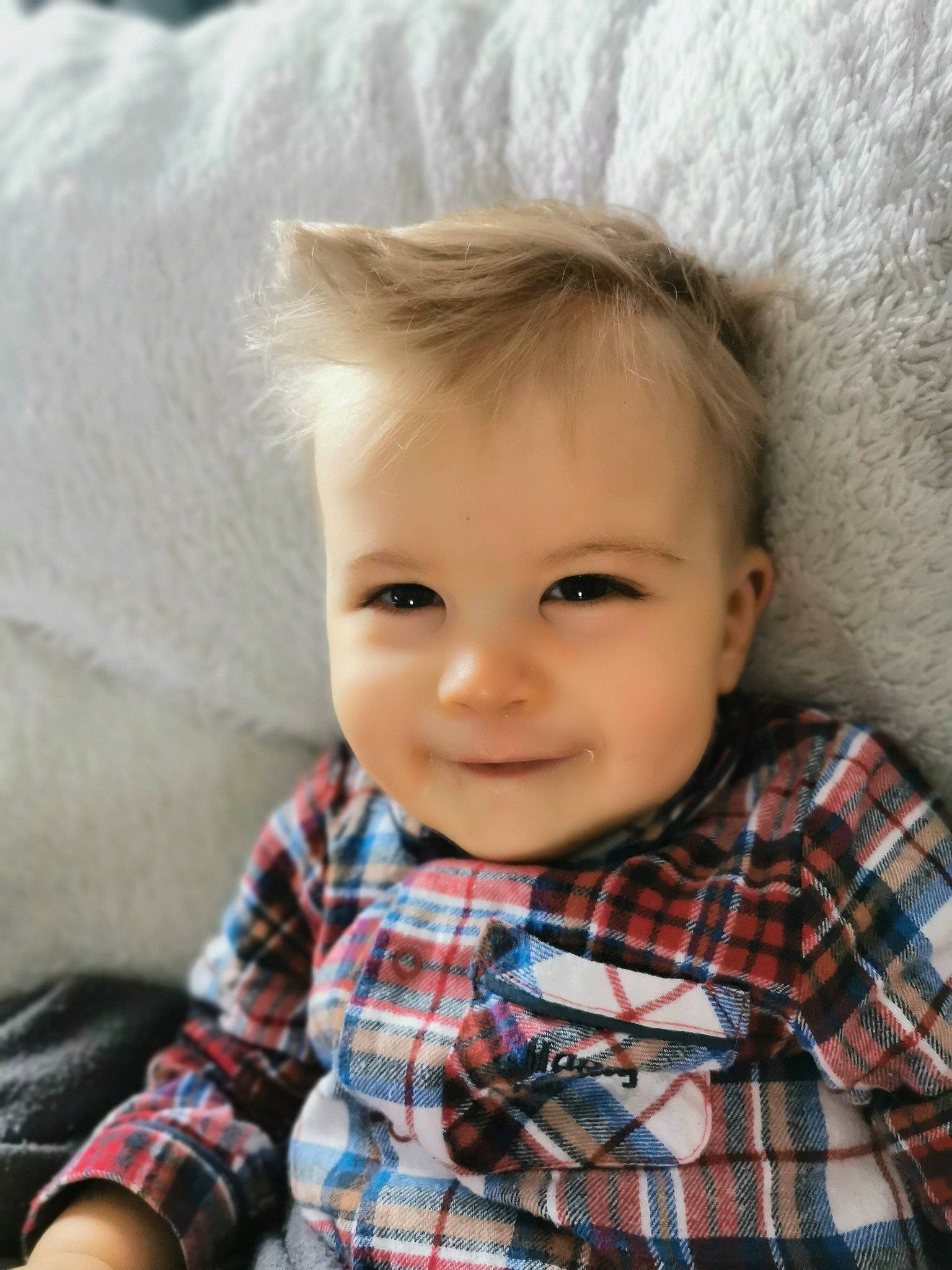 Nino participe au concours pour gagner de l'argent avec cette photo : cheek, comfort, dress_shirt, eye, eyelash, flash_photography, happy, head, iris, joy, lip, nose, pattern, person, plaid, sitting, skin, sleeve, smile, tartan