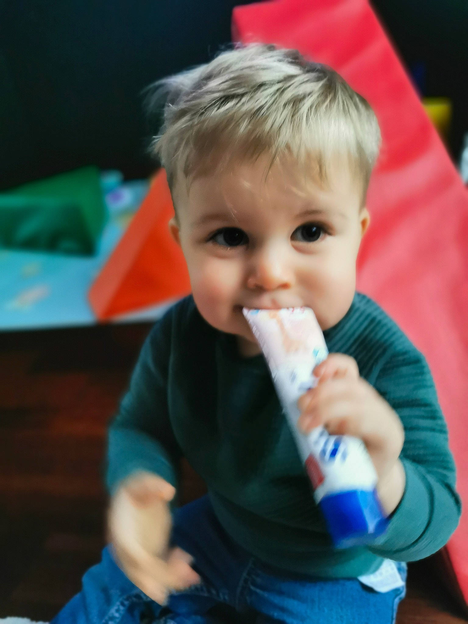 Nino a rejoint le concours — aidez-le/la à gagner de superbes lots ! baby, baby_products, baby_toddler_clothing, cheek, child, event, finger, fun, gesture, grass, happy, leisure, person, play, recreation, sitting, skin, smile, t_shirt, thumb