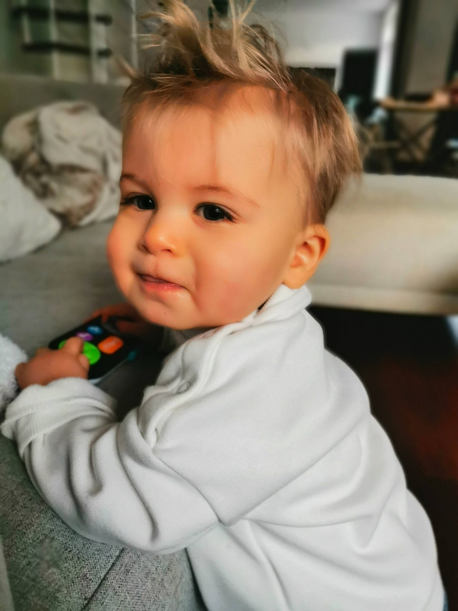 Nino participe au concours pour gagner de l'argent avec cette photo : baby_toddler_clothing, cheek, child, chin, couch, ear, eyebrow, eyelash, face, gesture, happy, head, iris, nose, person, plant, shirt, skin, sleeve, t_shirt