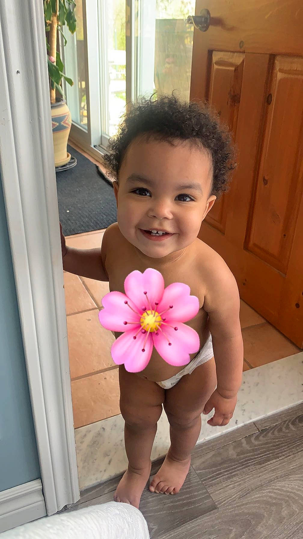 Maeva participe au concours pour gagner de l'argent avec cette photo : door, eye, eyebrow, finger, flowerpot, hand, happy, human_body, iris, joy, leg, nail, neck, person, petal, pink, plant, skin, smile, thigh