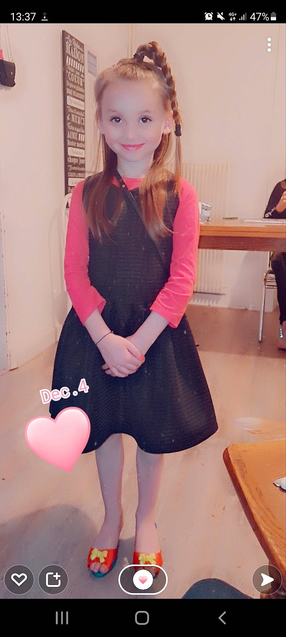 Kelssy a rejoint le concours — aidez-le/la à gagner de superbes lots ! clothing, cool, fashion, fashion_design, hair, joint, joy, knee, leg, lip, neck, person, pink, shoulder, skin, sleeve, standing, street_fashion, table, thigh