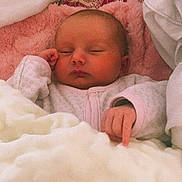 Aelys participe au concours pour gagner de l'argent avec cette photo : baby, newborn, sleeping, blanket, pink, cozy, infant, soft, cute, child, bed, comfort, peaceful, face, hand, clothing, portrait, rest, warmth, toddler