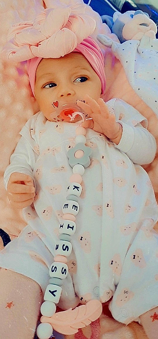 Keïssy participe au concours pour gagner de l'argent avec cette photo : arm, baby, baby_sleeping, baby_toddler_clothing, child, face, facial_expression, finger, gesture, hand, headwear, lip, mouth, nose, person, pink, product, skin, sleeve, thumb