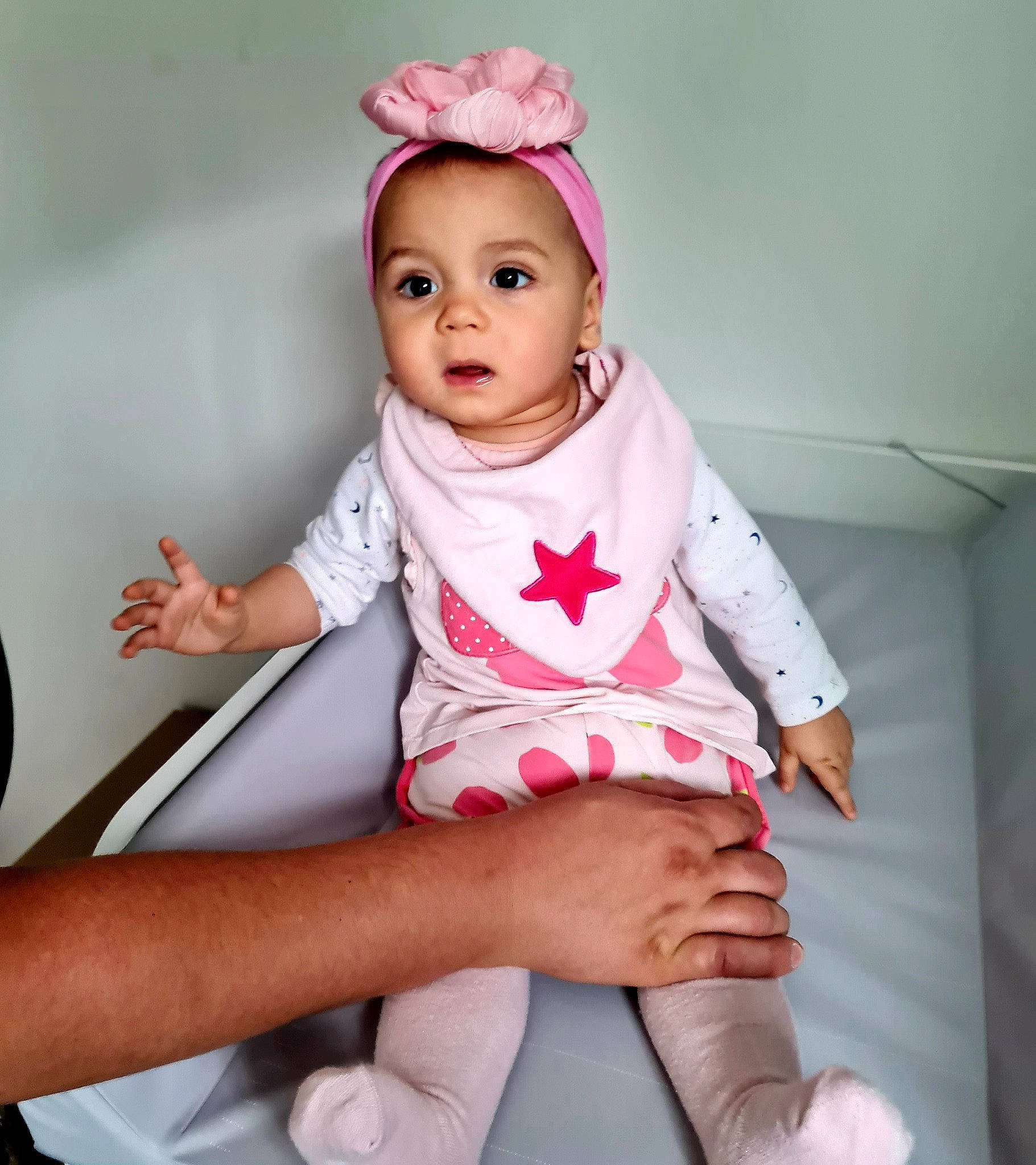 Keïssy participe au concours pour gagner de l'argent avec cette photo : arm, baby, baby_toddler_clothing, cheek, dress, eye, finger, happy, human_body, knee, leg, lip, magenta, neck, person, pink, skin, sleeve, sock, thigh