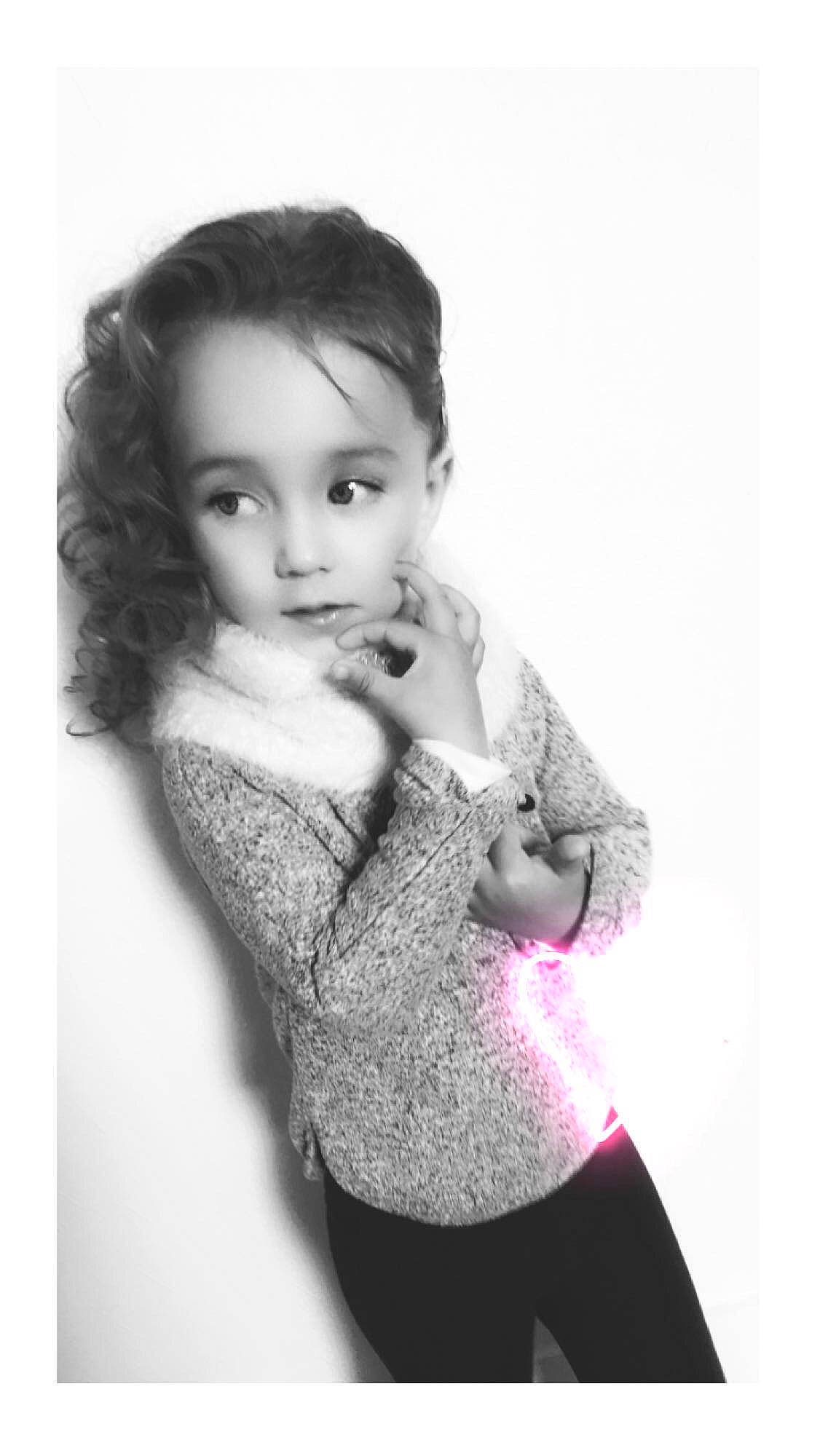 Zoé participe au concours pour gagner de l'argent avec cette photo : abdomen, arm, elbow, eye, eyelash, flash_photography, gesture, hair, happy, head, iris, lip, long_hair, monochrome_photography, neck, person, shoulder, sleeve, style, trunk