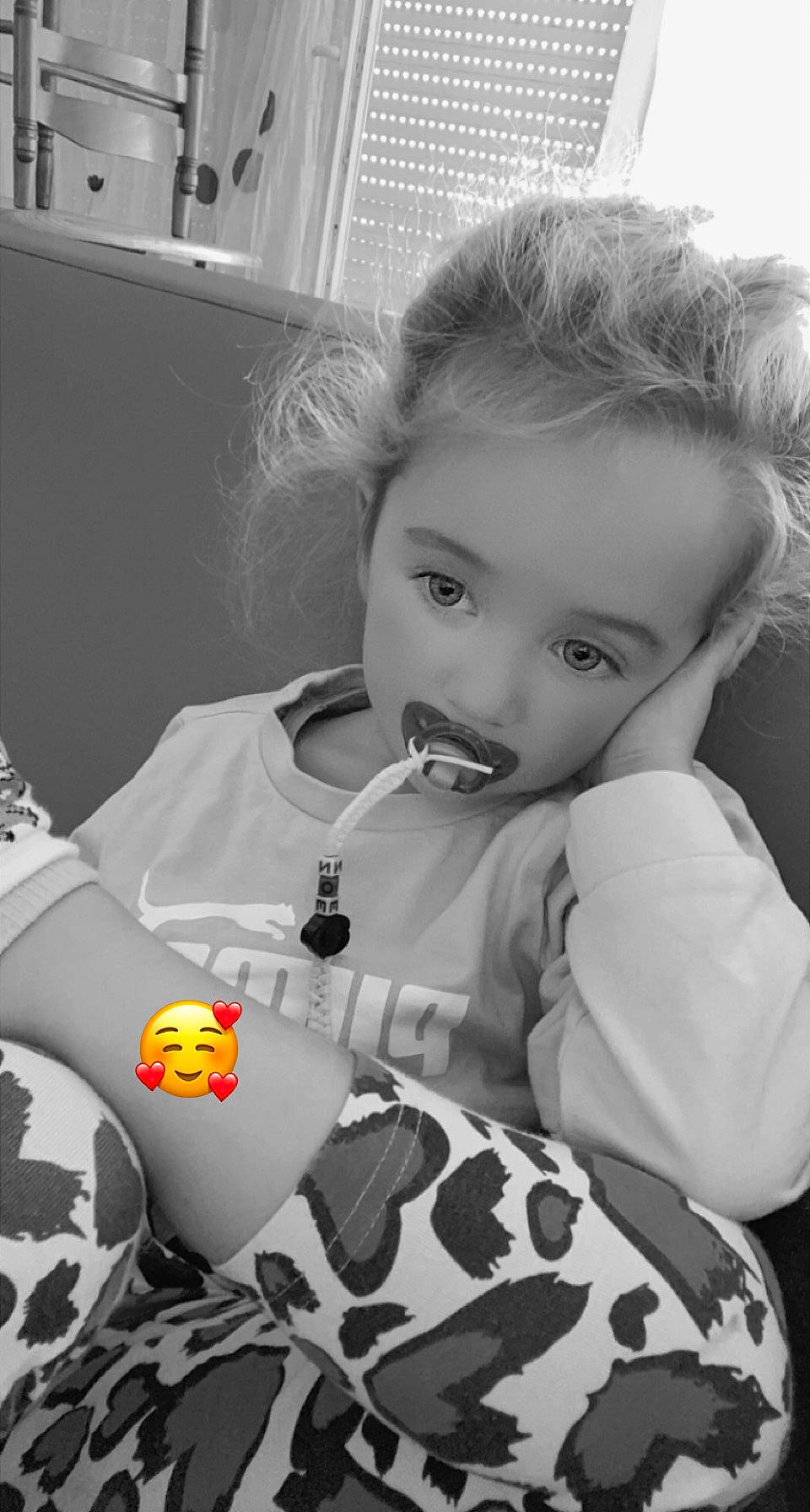 Zoé a rejoint le concours — aidez-le/la à gagner de superbes lots ! arm, baby_toddler_clothing, black, black_and_white, child, fun, hairstyle, happy, head, iris, monochrome, monochrome_photography, organ, person, photograph, sleeve, snapshot, style, t_shirt, toddler