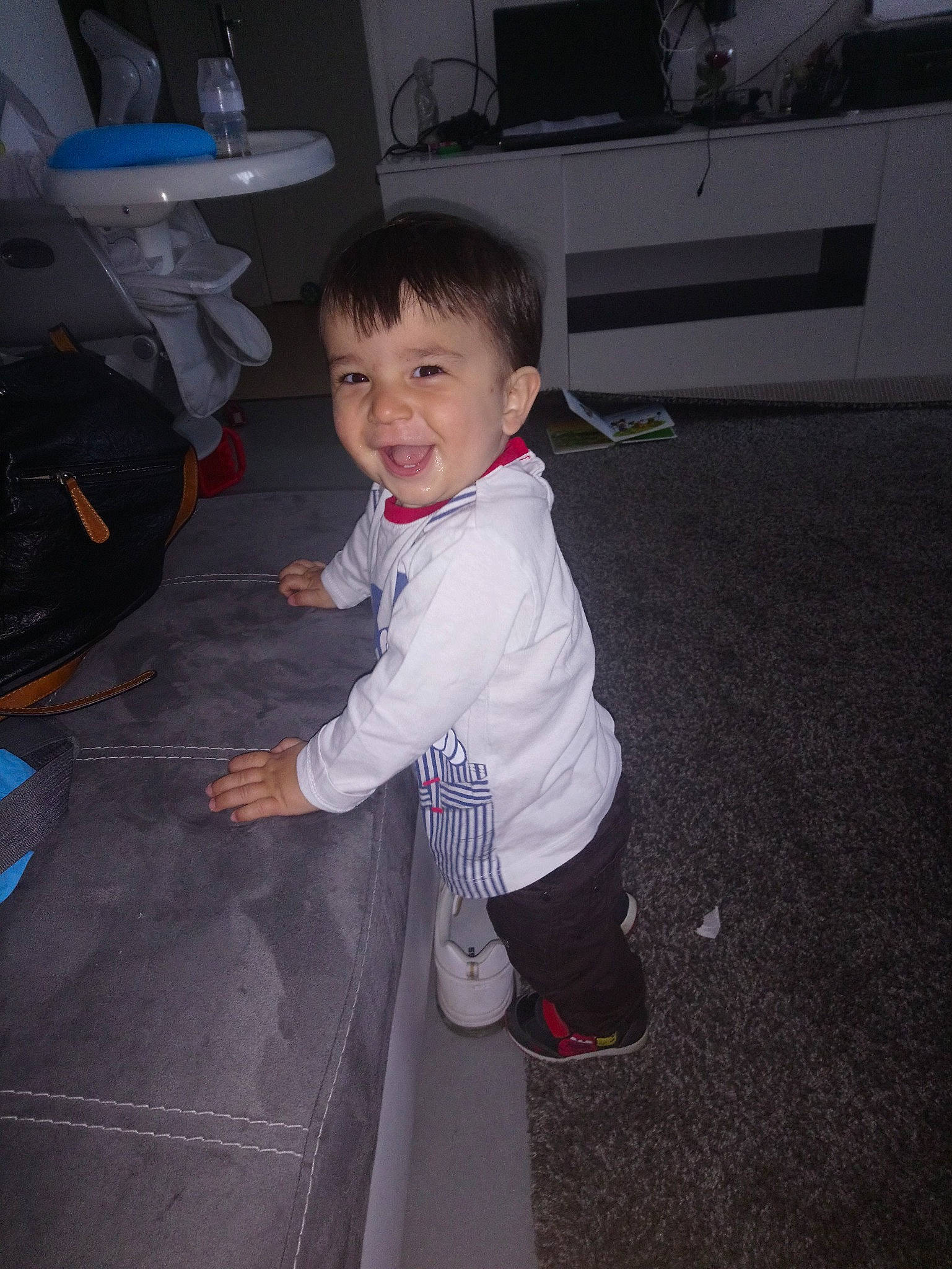 Léandro a rejoint le concours — aidez-le/la à gagner de superbes lots ! child, floor, joy, person, skin, smile, standing, toddler