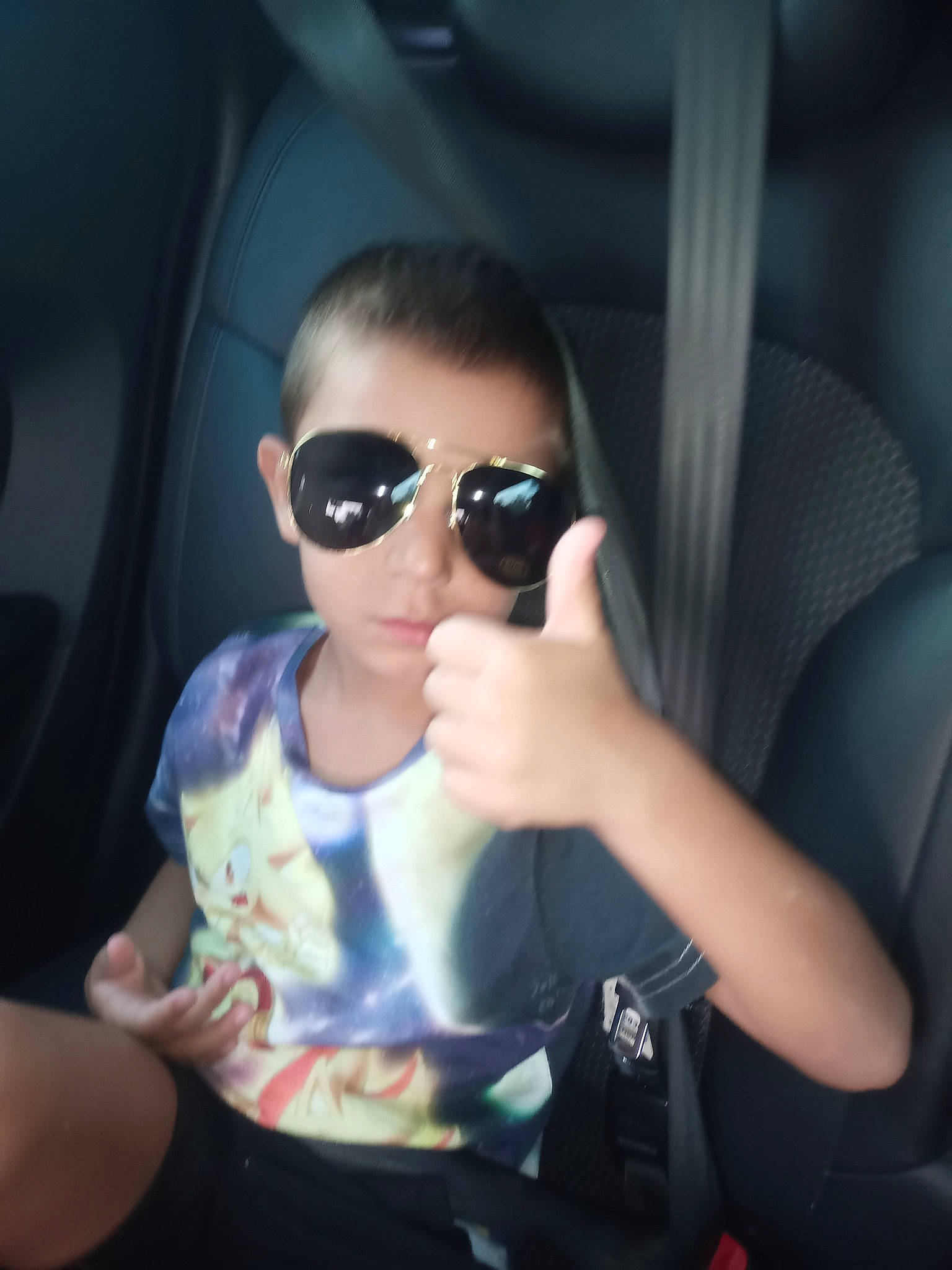 Léandro participe au concours pour gagner de l'argent avec cette photo : auto_part, automotive_design, automotive_exterior, car_seat, comfort, eye_glass_accessory, eyewear, finger, flash_photography, glass, glasses, goggles, head_restraint, lip, person, personal_protective_equipment, sunglasses, tints_and_shades, toddler, vehicle_door