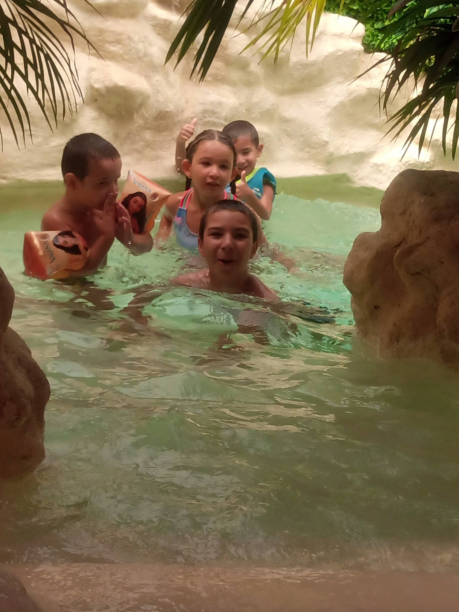 Ethan a rejoint le concours — aidez-le/la à gagner de superbes lots ! bathing, child, event, friendship, fun, happy, joy, leisure, leisure_centre, mammal, ocean, people_on_beach, person, recreation, swimming_pool, toddler, tree, tropics, vacation, vertebrate