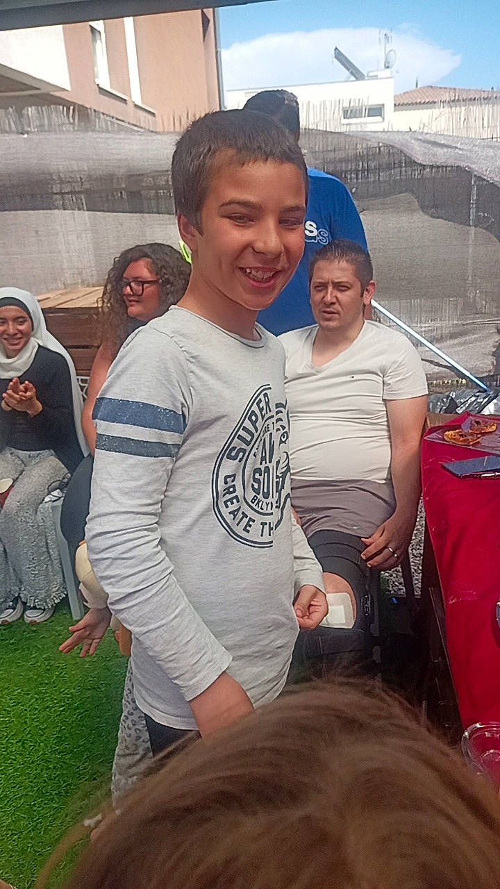 Ethan a rejoint le concours — aidez-le/la à gagner de superbes lots ! baseball_cap, boat, chest, cool, event, eyewear, fun, happy, hat, headwear, joy, leisure, muscle, naval_architecture, person, recreation, shorts, smile, t_shirt, thigh