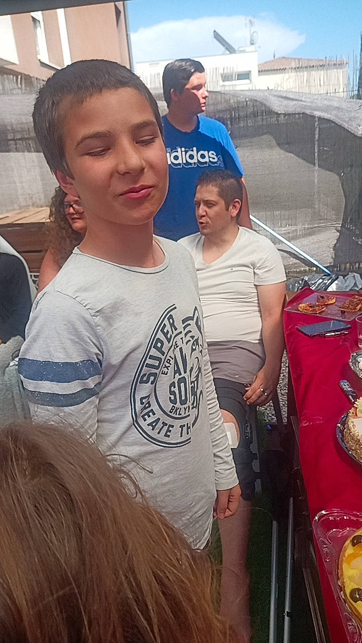 Ethan participe au concours pour gagner de l'argent avec cette photo : barechested, baseball_cap, boat, cap, cool, crowd, event, eyewear, fashion, fun, hairstyle, jewellery, leisure, muscle, naval_architecture, necklace, person, shorts, shoulder, t_shirt