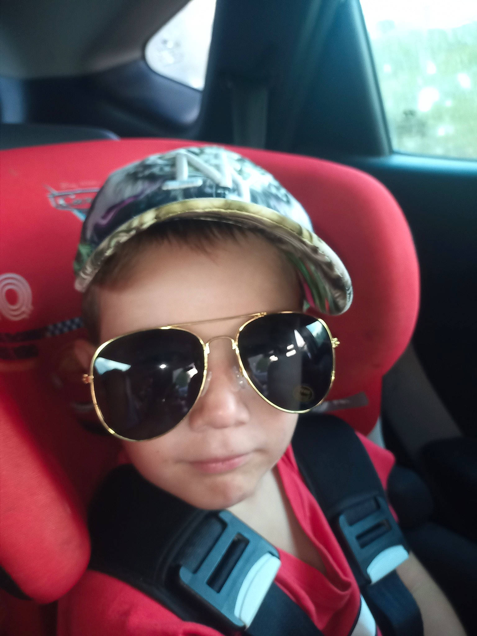 Emilio a rejoint le concours — aidez-le/la à gagner de superbes lots ! auto_part, automotive_design, automotive_exterior, automotive_lighting, car_seat, eyewear, fashion_accessory, glasses, goggles, head_restraint, helmet, luxury_vehicle, motor_vehicle, motorcycle_helmet, person, personal_luxury_car, personal_protective_equipment, sunglasses, tie, vehicle_door