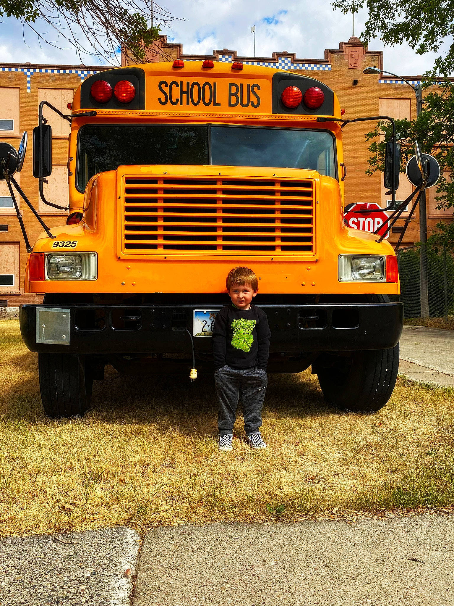 Kysen is registered to the contest to win money with this photo: asphalt, automotive_exterior, automotive_lighting, automotive_tire, bumper, bus, commercial_vehicle, fender, grille, hood, land_vehicle, mode_of_transport, motor_vehicle, person, plant, school_bus, sky, tire, tree, vehicle