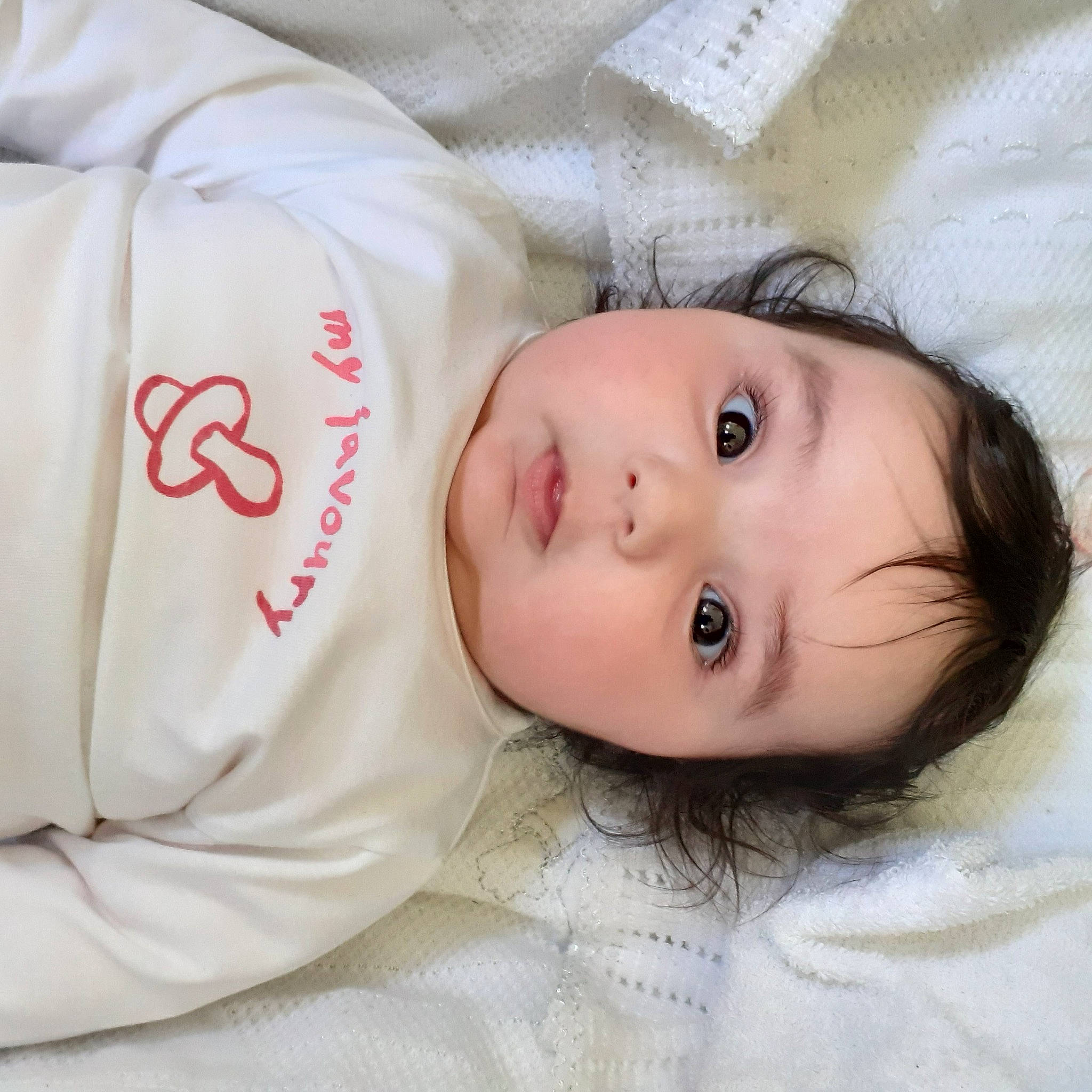 Nelya a rejoint le concours — aidez-le/la à gagner de superbes lots ! baby_toddler_clothing, cheek, child, chin, comfort, eyebrow, eyelash, face, fur, iris, linens, lip, mammal, no_expression, nose, pattern, person, skin, sleeve, toddler