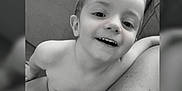 Thymaël a rejoint le concours — aidez-le/la à gagner de superbes lots ! arm, baby, black_and_white, candid, child, closeup, couch, diaper, expression, face, hair, happy, head, indoor, person, portrait, sitting, skin, smiling, young