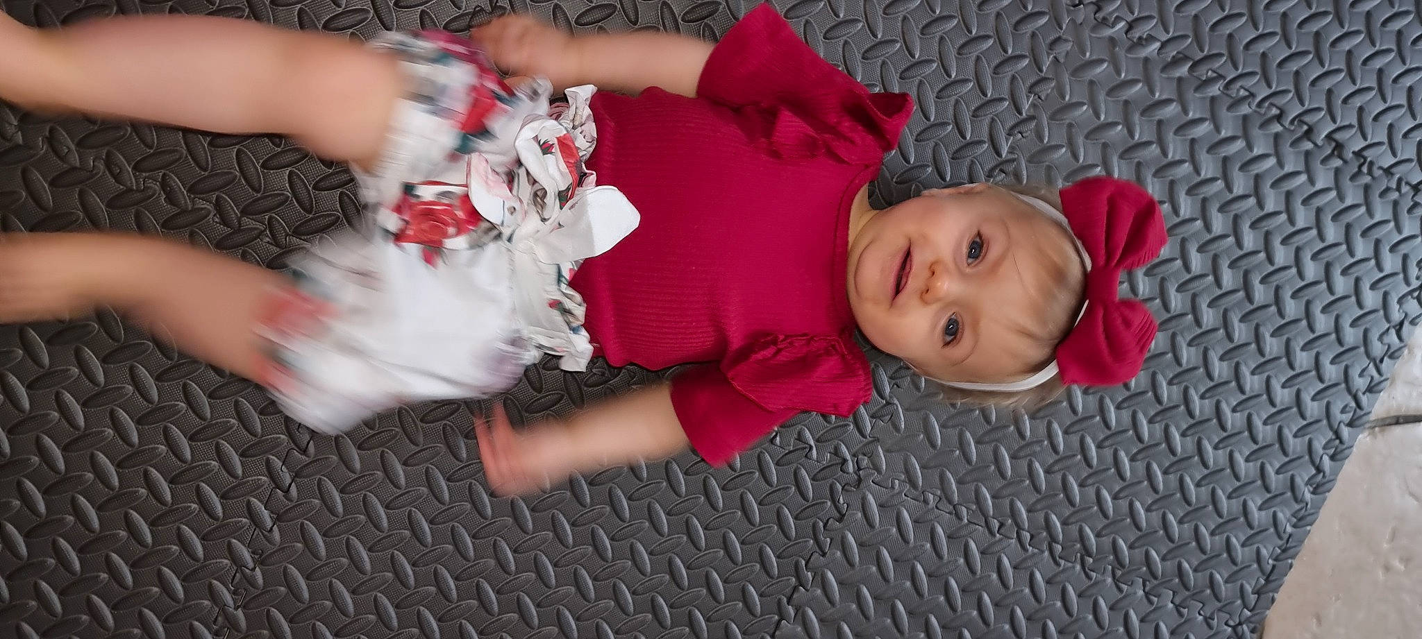 Noëlya participe au concours pour gagner de l'argent avec cette photo : baby, baby_toddler_clothing, cheek, child, comfort, event, face, fun, happy, headgear, headwear, human_leg, lap, pattern, person, pink, skin, sleeve, smile, sock