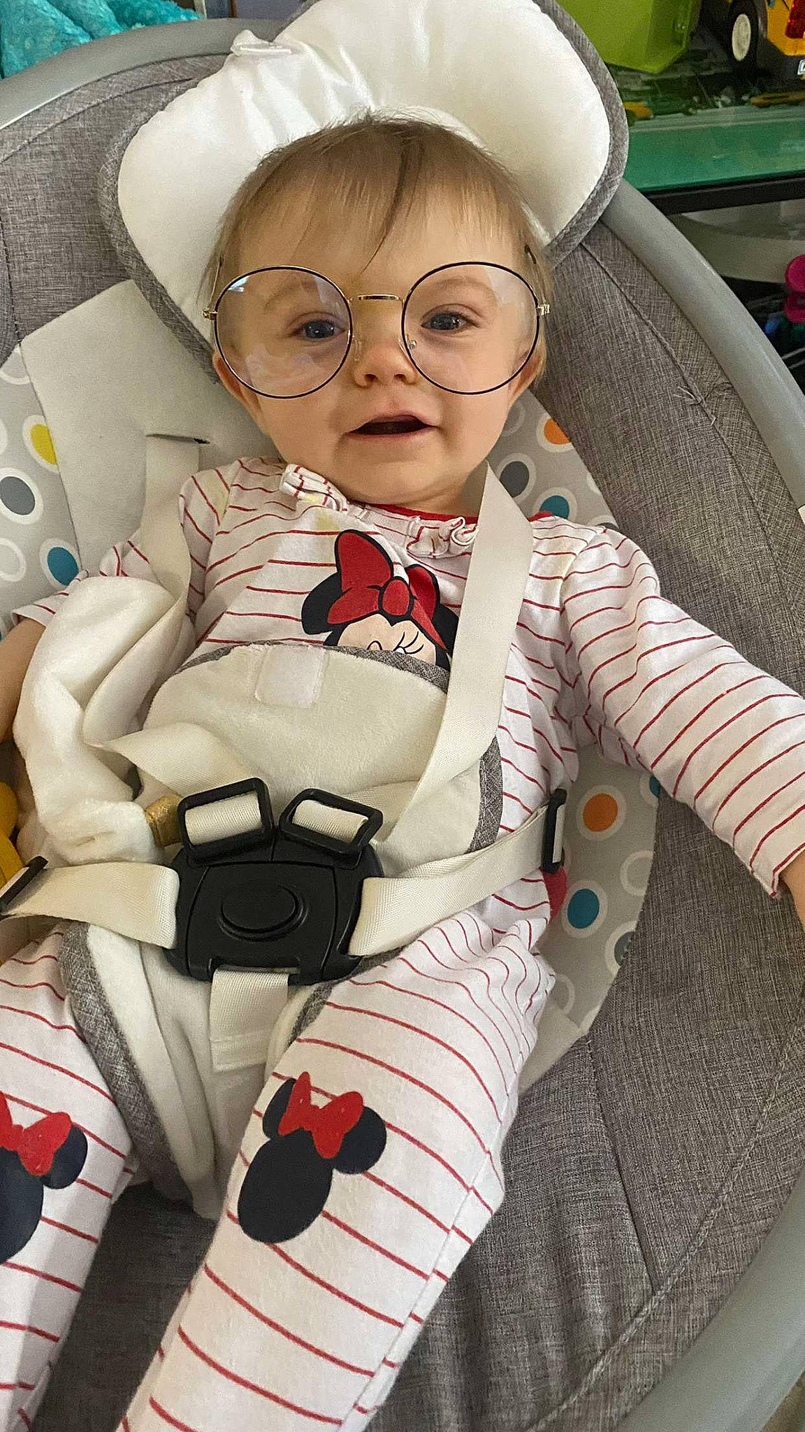 Noëlya participe au concours pour gagner de l'argent avec cette photo : auto_part, baby, baby_carriage, baby_products, car_seat, car_seat_cover, carmine, child, comfort, eyewear, family_car, fashion_accessory, glasses, pattern, person, seat_belt, sitting, suit, toddler, toy