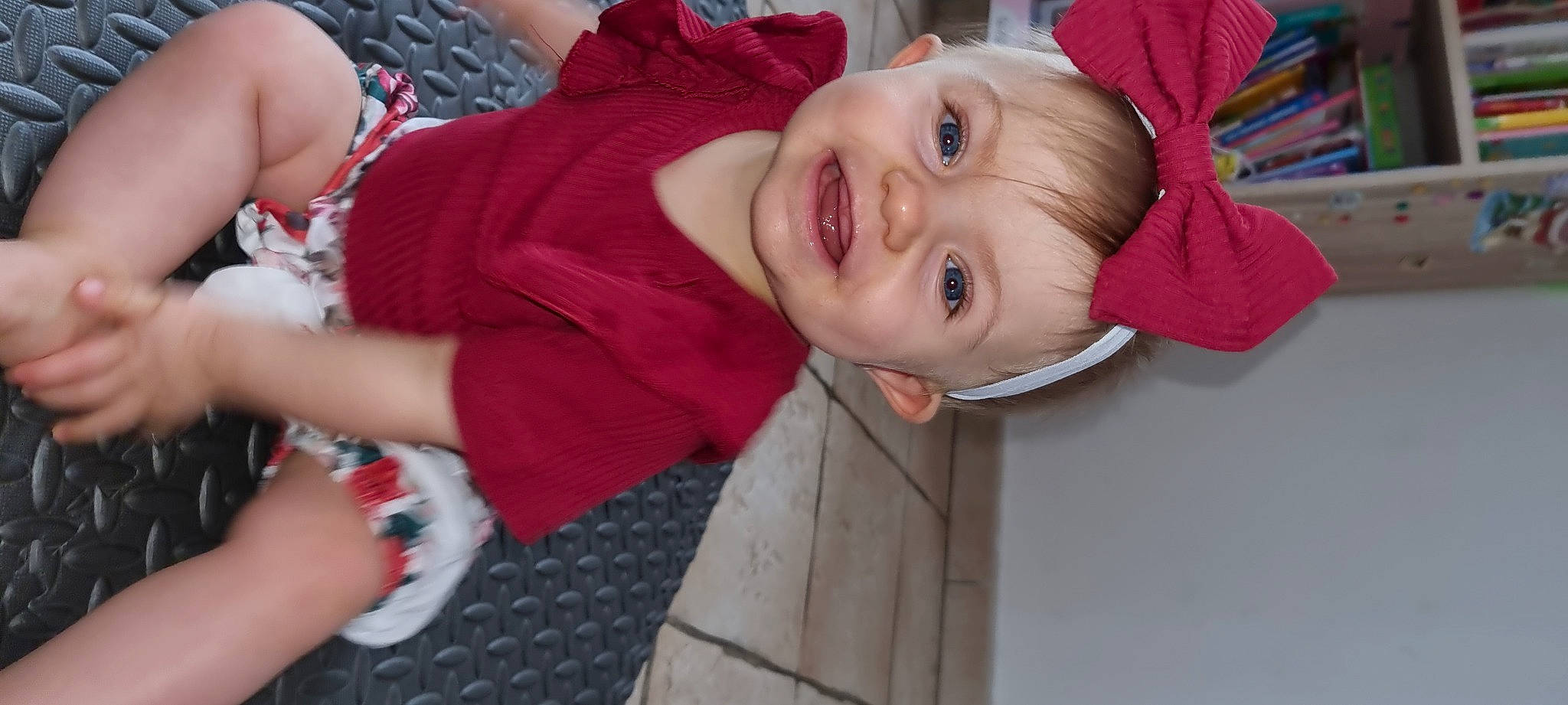 Noëlya a rejoint le concours — aidez-le/la à gagner de superbes lots ! baby, baby_toddler_clothing, cheek, chin, eye, facial_expression, fun, hairstyle, happy, human_body, iris, mouth, nose, person, play, product, red, skin, sleeve, smile