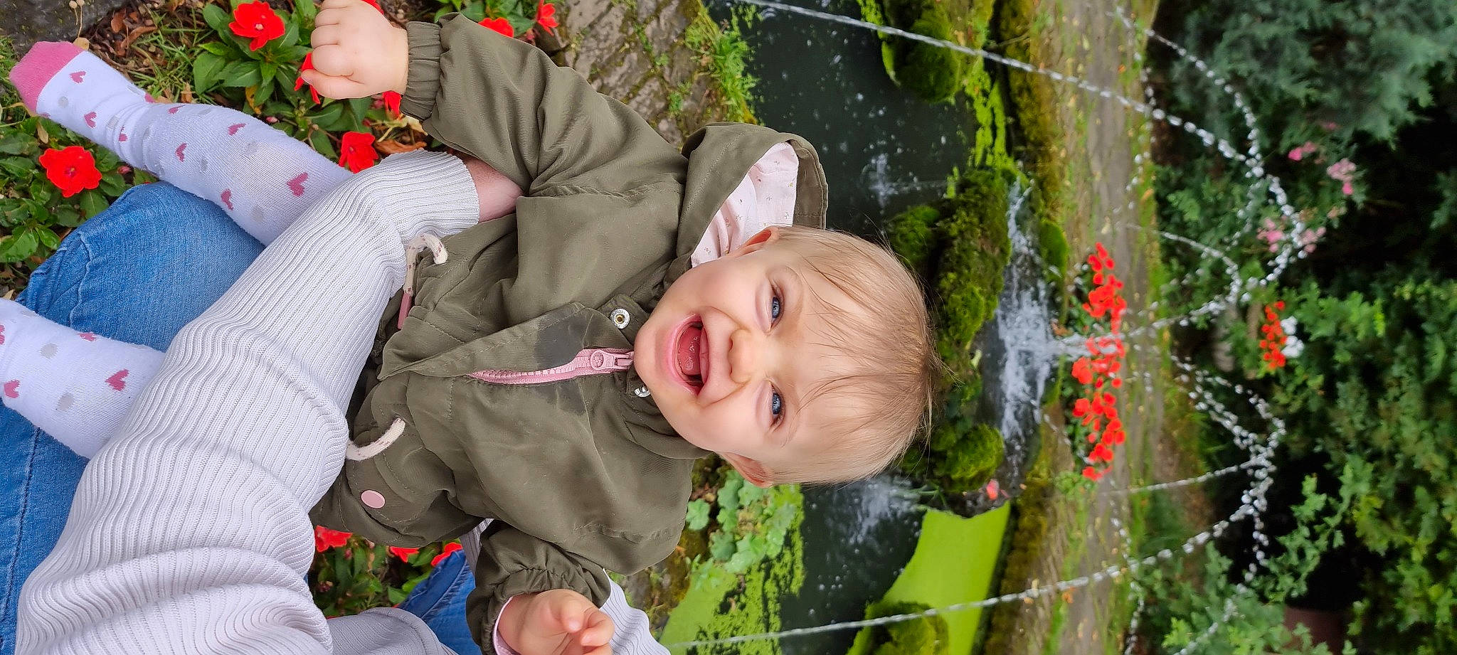 Noëlya participe au concours pour gagner de l'argent avec cette photo : baby, baby_products, baby_toddler_clothing, cheek, child, eye, fun, grass, happy, head, human_body, leaf, leisure, nose, people_in_nature, person, plant, skin, smile, toddler