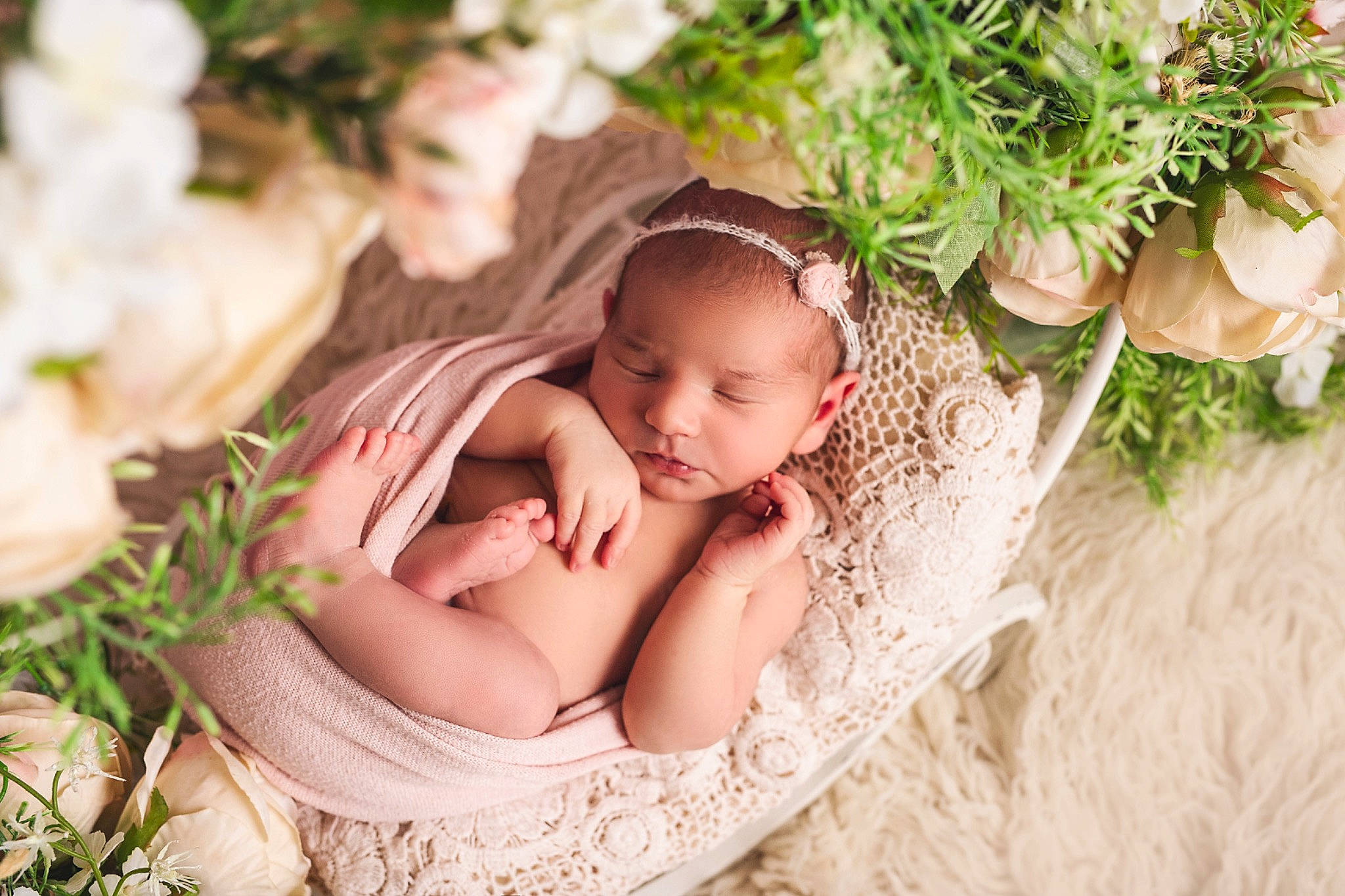 Louise a rejoint le concours — aidez-le/la à gagner de superbes lots ! baby, child, comfort, dress, event, fashion_accessory, flash_photography, flower_arranging, grass, grass_family, hair_accessory, happy, headpiece, jewellery, leaf, people_in_nature, person, plant, sitting, skin