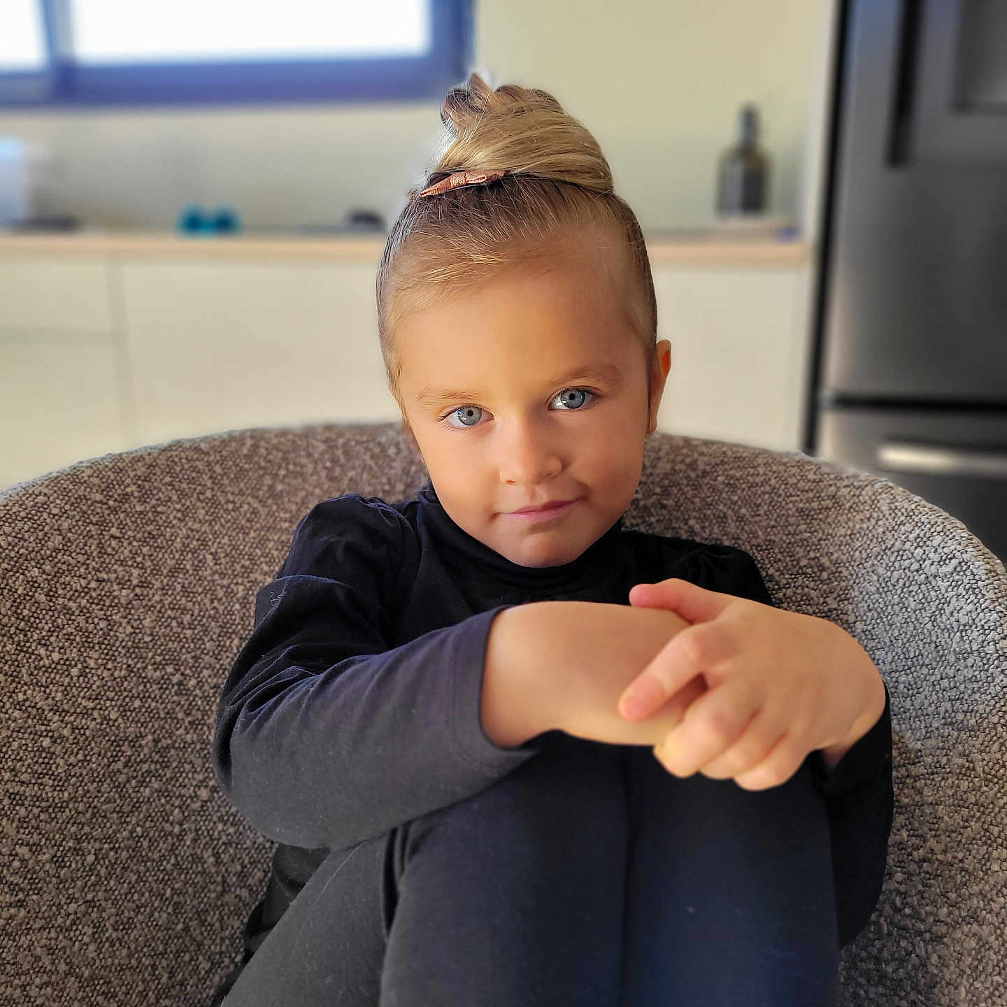 Eden a rejoint le concours — aidez-le/la à gagner de superbes lots ! baby, bodypart, clothing, couch, face, finger, furniture, hair, hand, happy, head, indoors, interiordesign, knitwear, pants, person, photography, portrait, sitting, smile